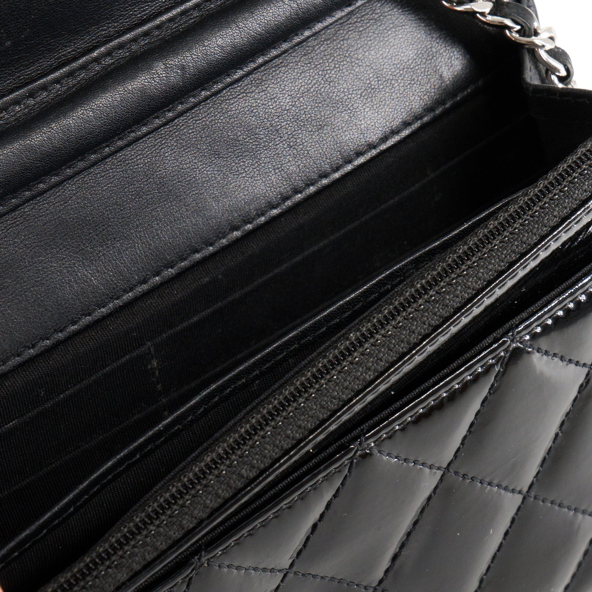 CHANEL - Sac à bandoulière Wallet On Chain Classique/Timeless Chanel en cuir verni noir