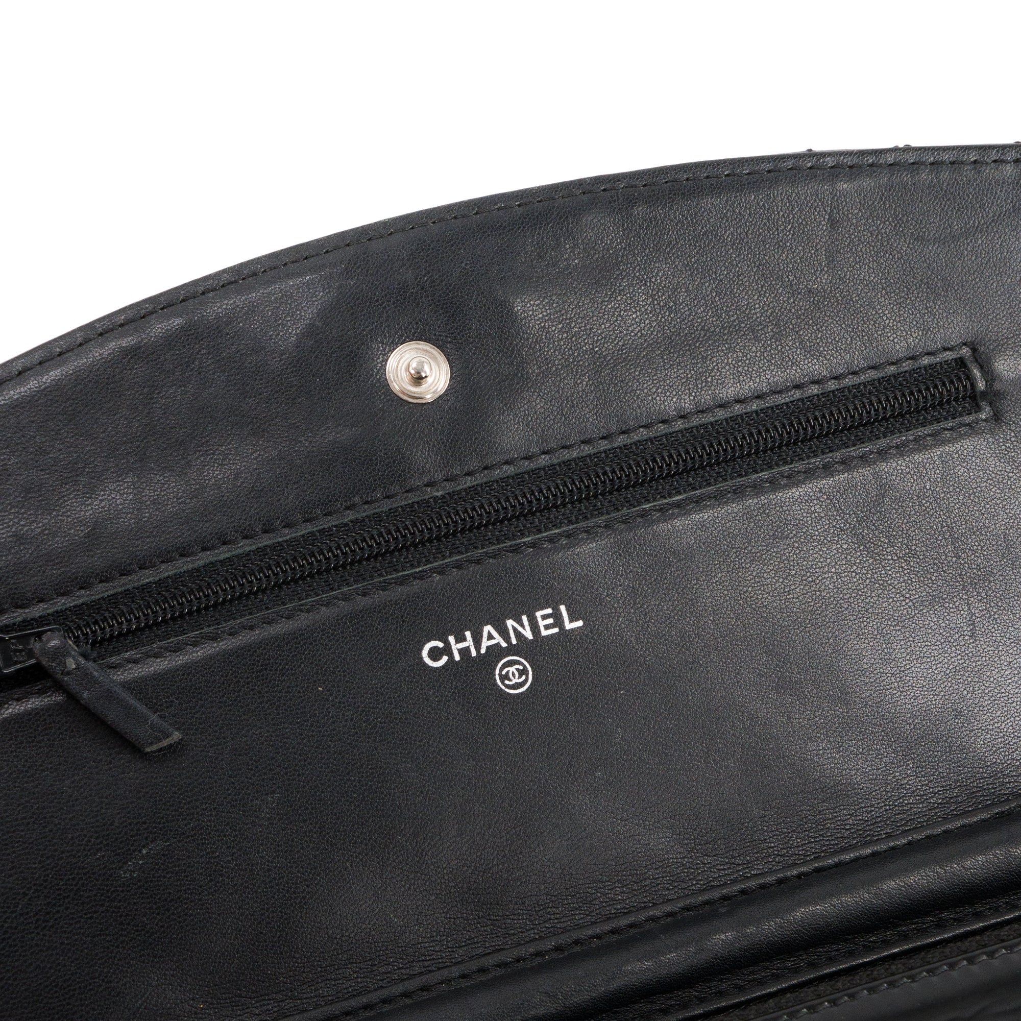 CHANEL - Sac à bandoulière Wallet On Chain Classique/Timeless Chanel en cuir verni noir