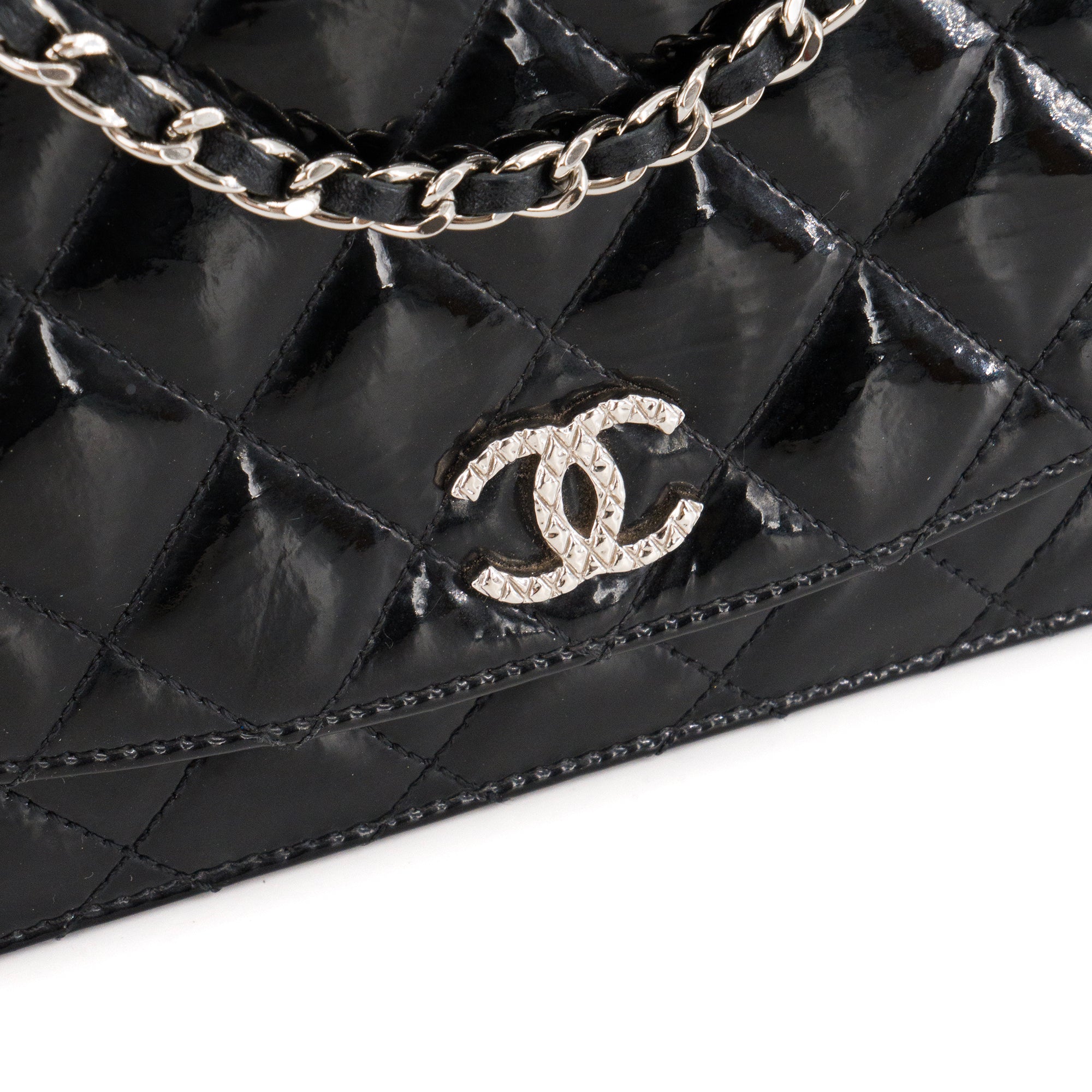 CHANEL - Sac à bandoulière Wallet On Chain Classique/Timeless Chanel en cuir verni noir