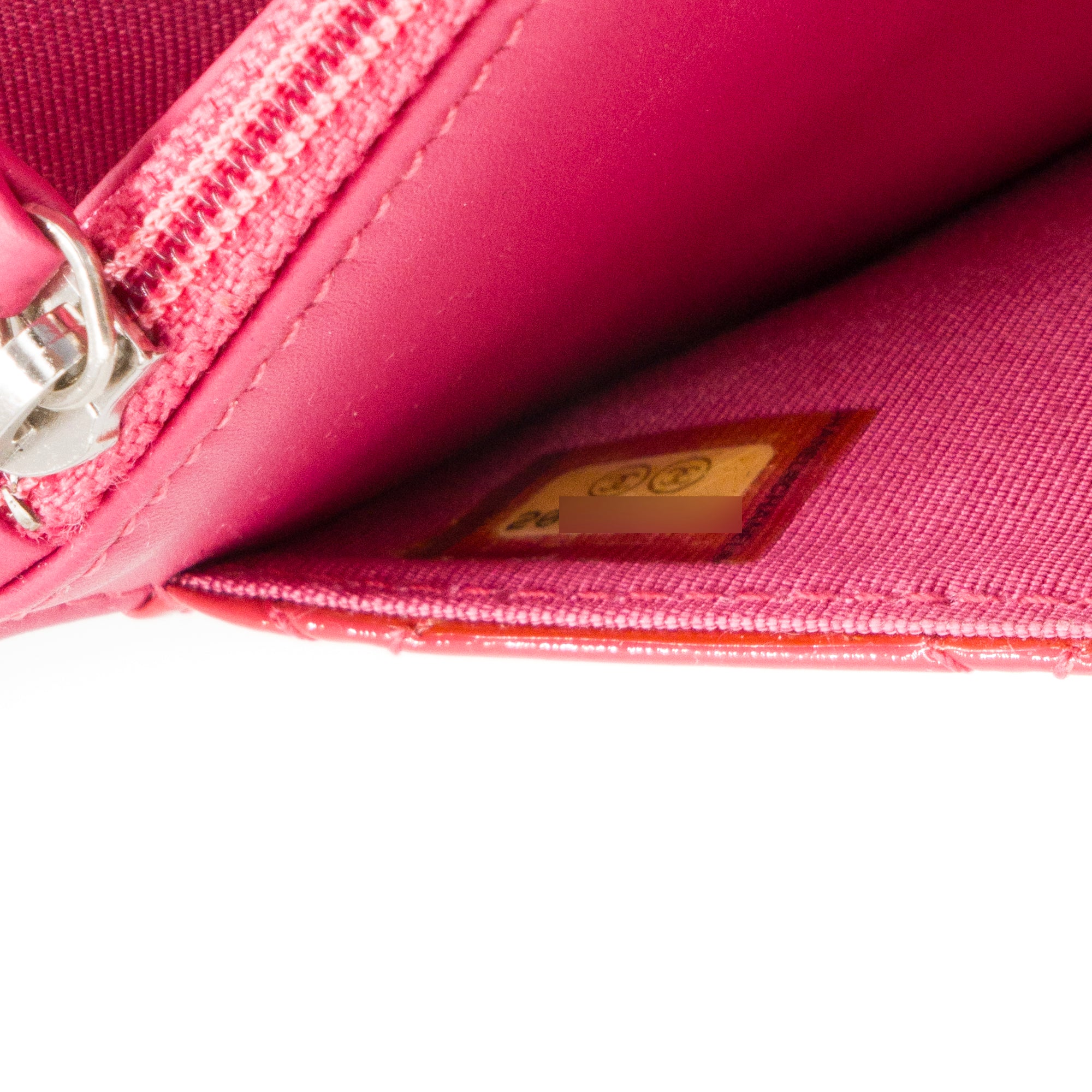 CHANEL - Sac à bandoulière Wallet On Chain Chanel en cuir verni rose