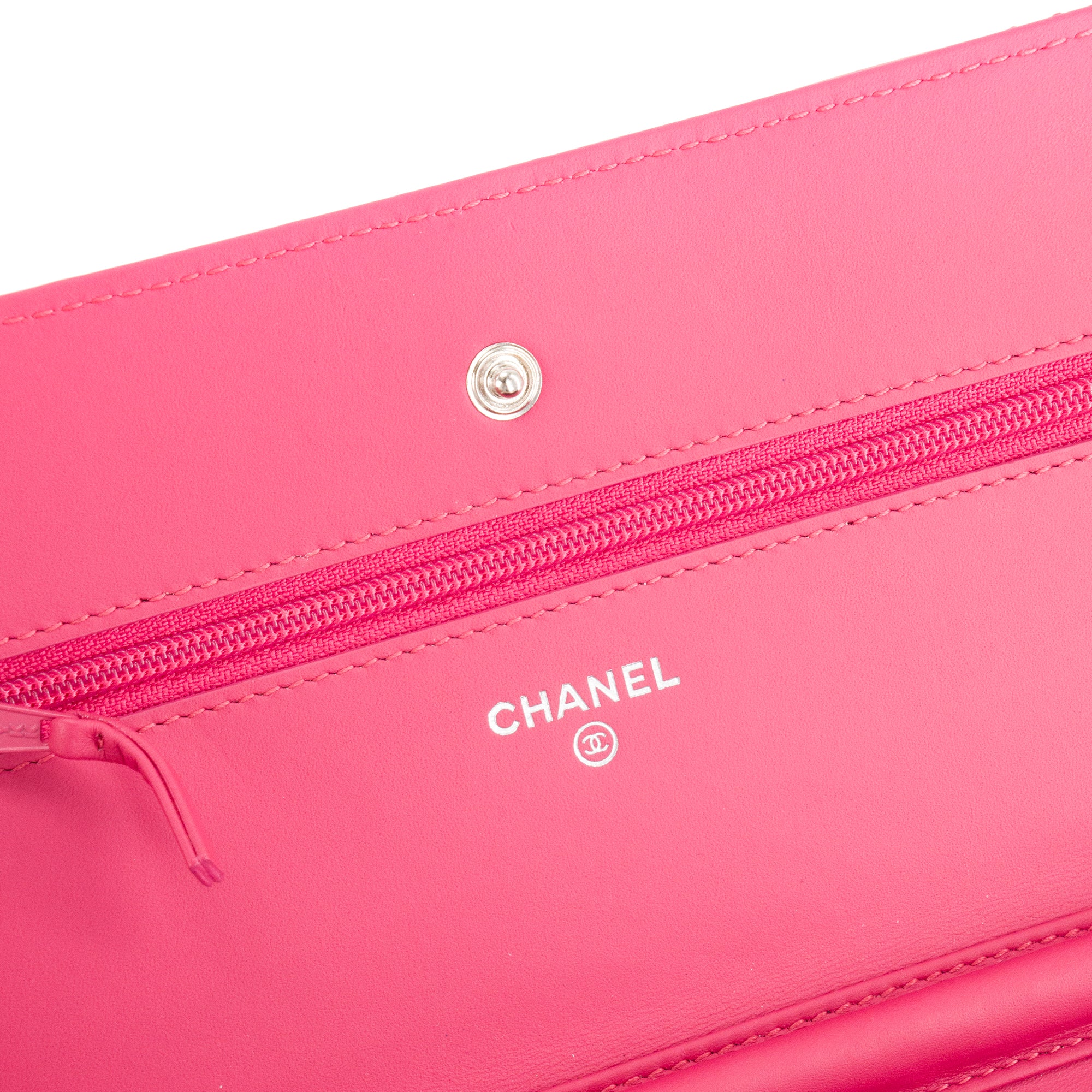 CHANEL - Sac à bandoulière Wallet On Chain Chanel en cuir verni rose