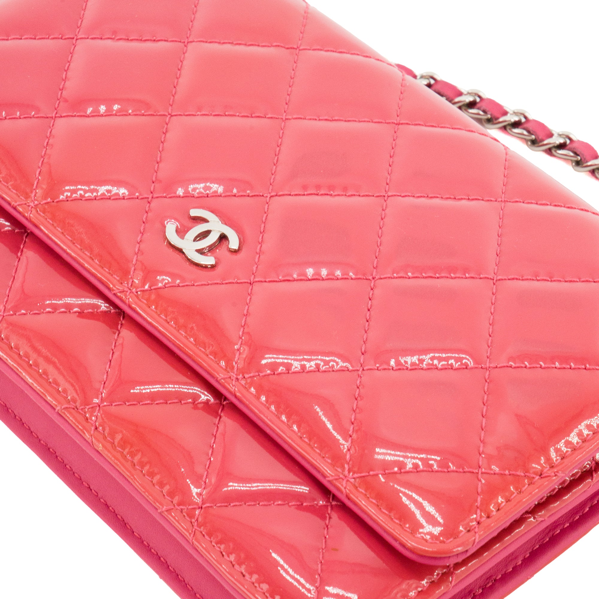 CHANEL - Sac à bandoulière Wallet On Chain Chanel en cuir verni rose