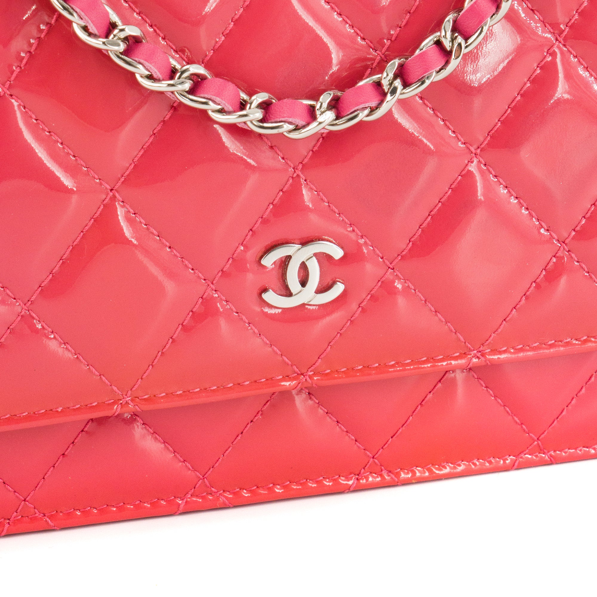 CHANEL - Sac à bandoulière Wallet On Chain Chanel en cuir verni rose