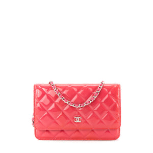 CHANEL - Sac à bandoulière Wallet On Chain Chanel en cuir verni rose