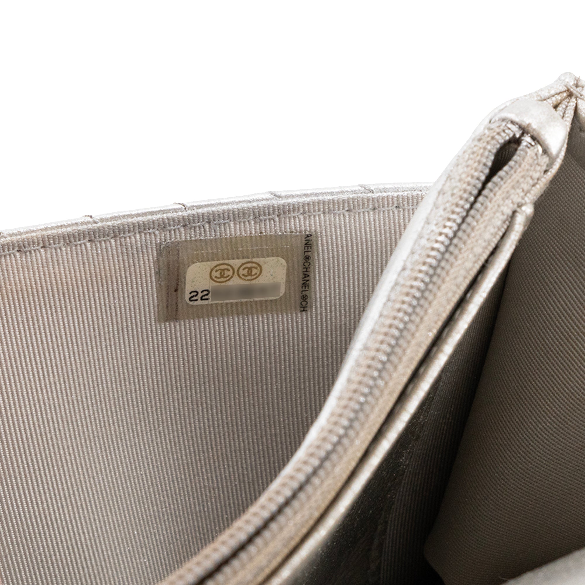 CHANEL - Sac à bandoulière Wallet On Chain Classique/Timeless Chanel en cuir froissé chevron argenté