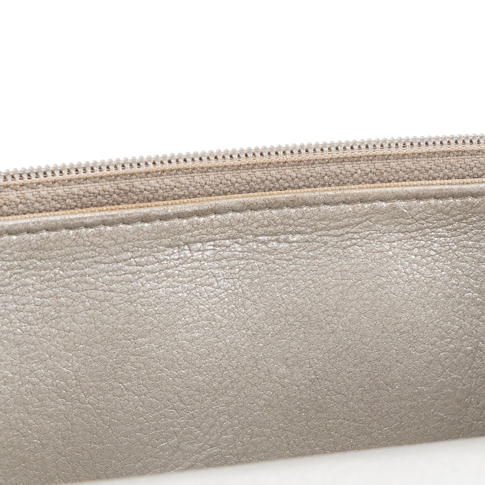 CHANEL - Sac à bandoulière Wallet On Chain Classique/Timeless Chanel en cuir froissé chevron argenté