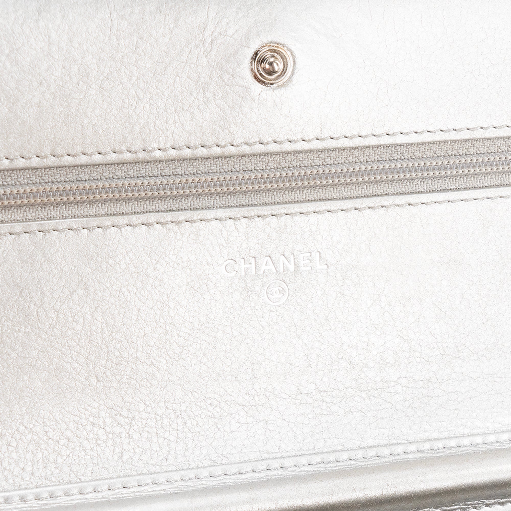 CHANEL - Sac à bandoulière Wallet On Chain Classique/Timeless Chanel en cuir froissé chevron argenté