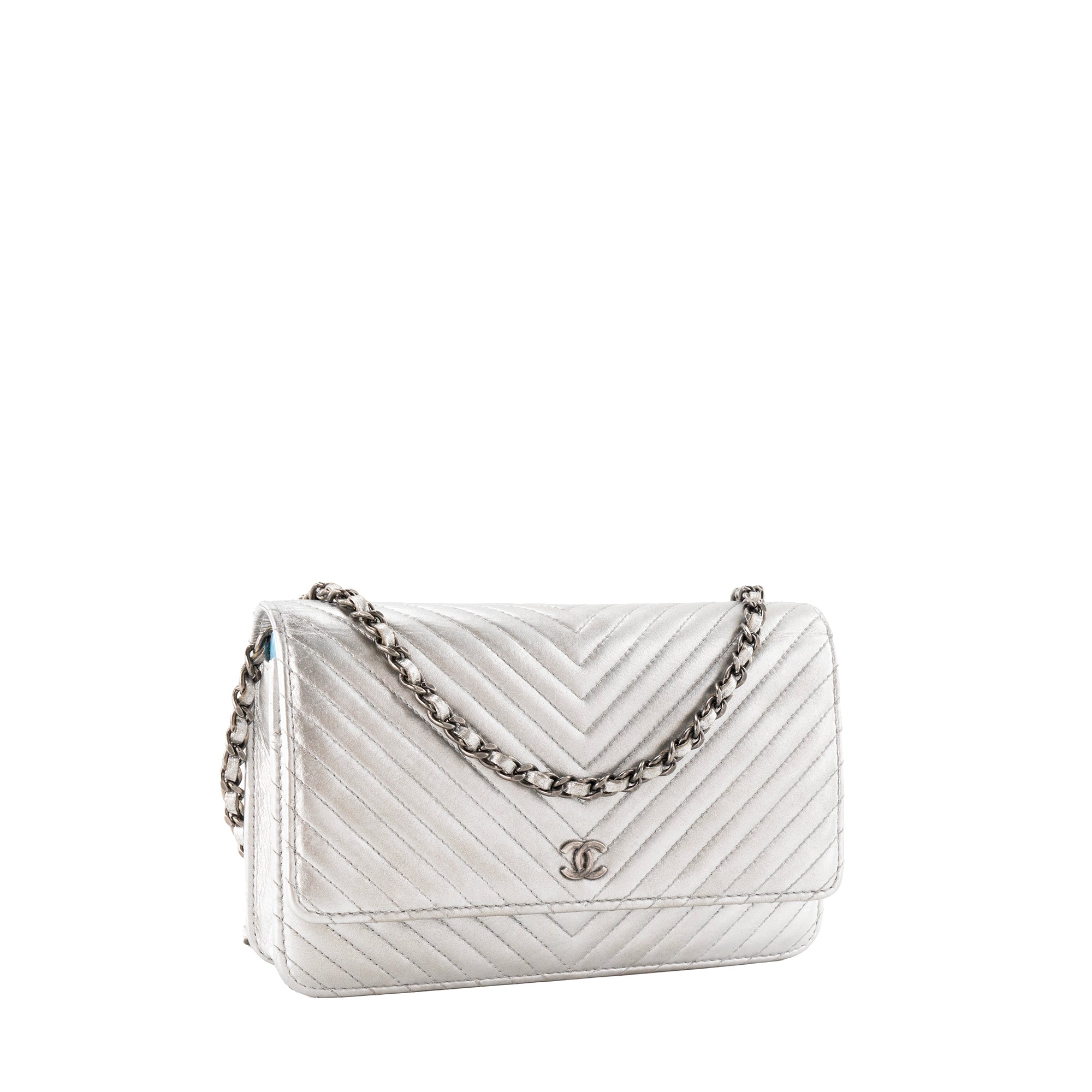 CHANEL - Sac à bandoulière Wallet On Chain Classique/Timeless Chanel en cuir froissé chevron argenté