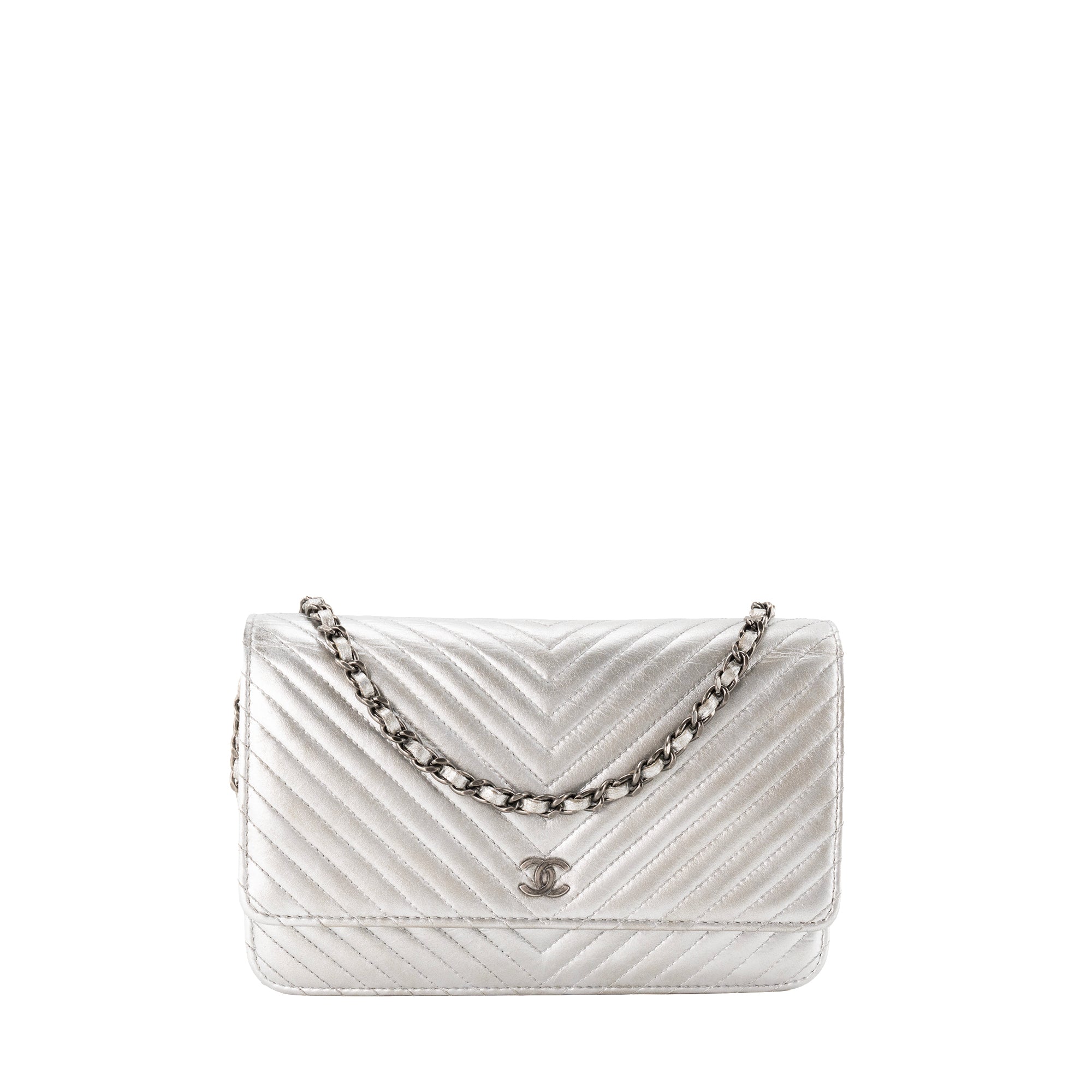 CHANEL - Sac à bandoulière Wallet On Chain Classique/Timeless Chanel en cuir froissé chevron argenté
