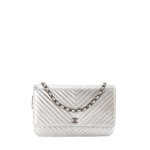 CHANEL - Sac à bandoulière Wallet On Chain Classique/Timeless Chanel en cuir froissé chevron argenté
