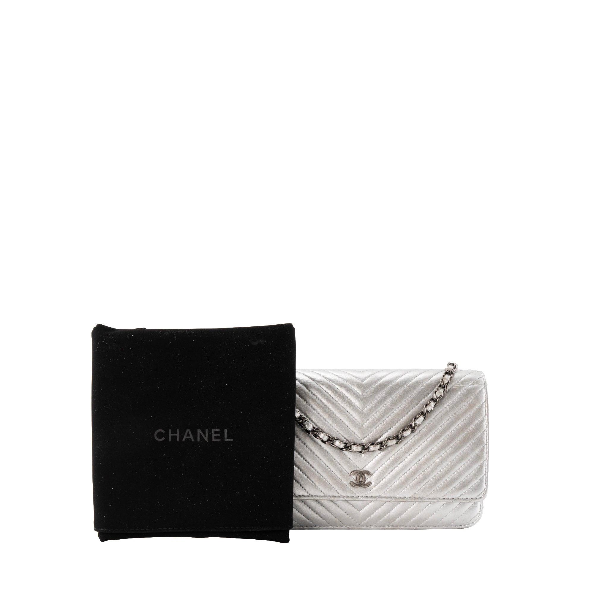 CHANEL - Sac à bandoulière Wallet On Chain Classique/Timeless Chanel en cuir froissé chevron argenté