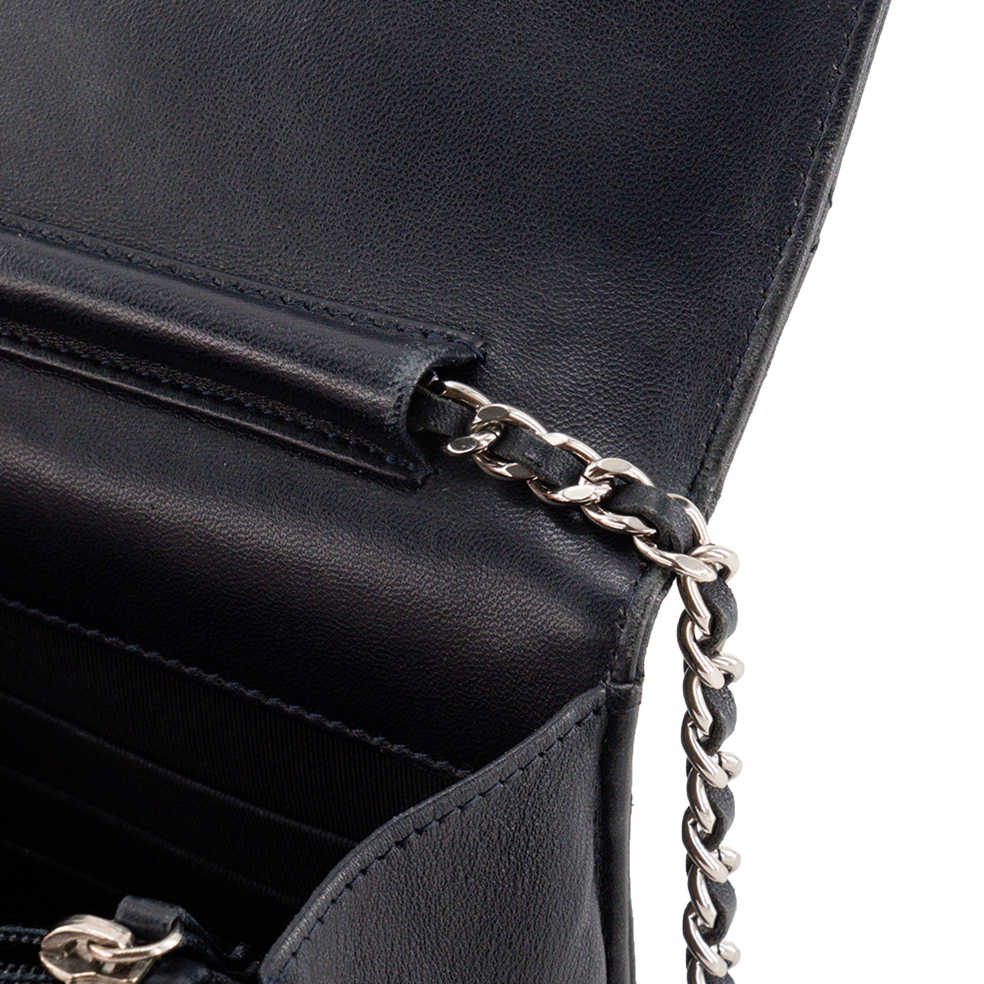 CHANEL - Sac à bandoulière Wallet On Chain Classique/Timeless Chanel en cuir lisse bleu nuit