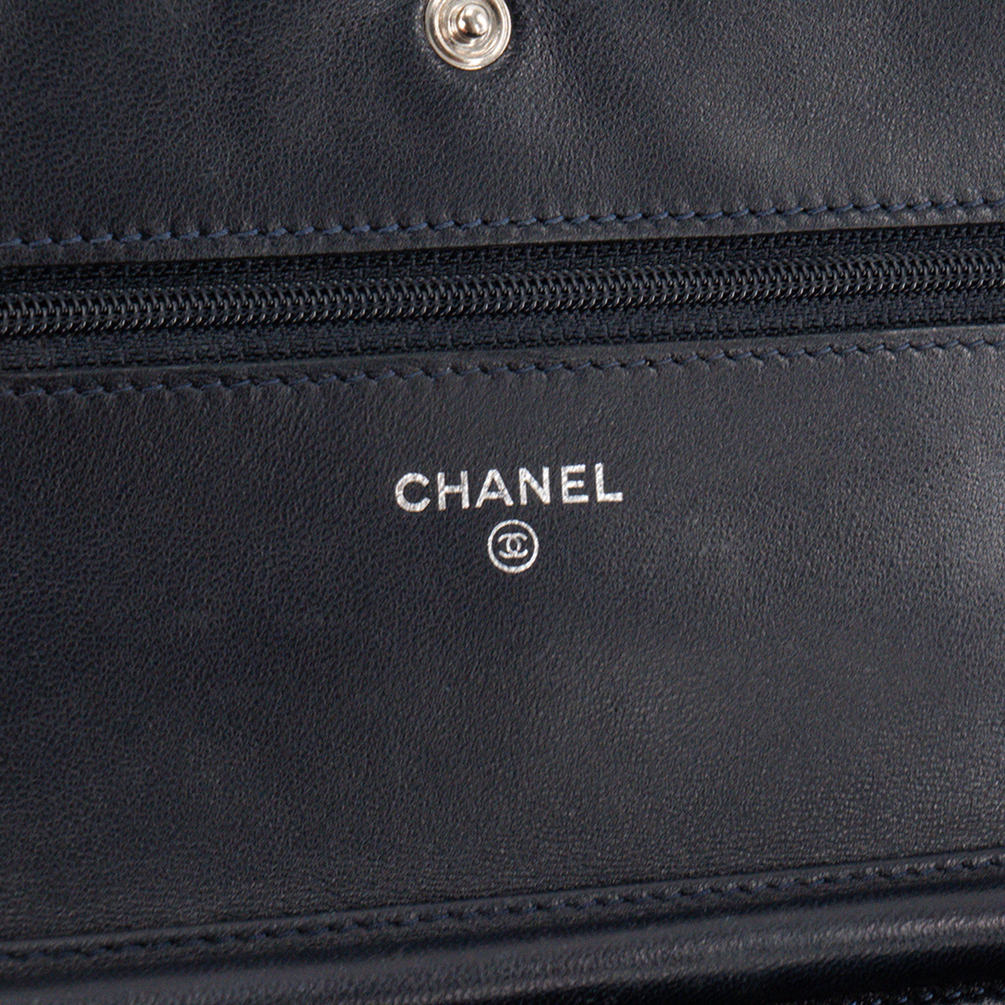 CHANEL - Sac à bandoulière Wallet On Chain Classique/Timeless Chanel en cuir lisse bleu nuit