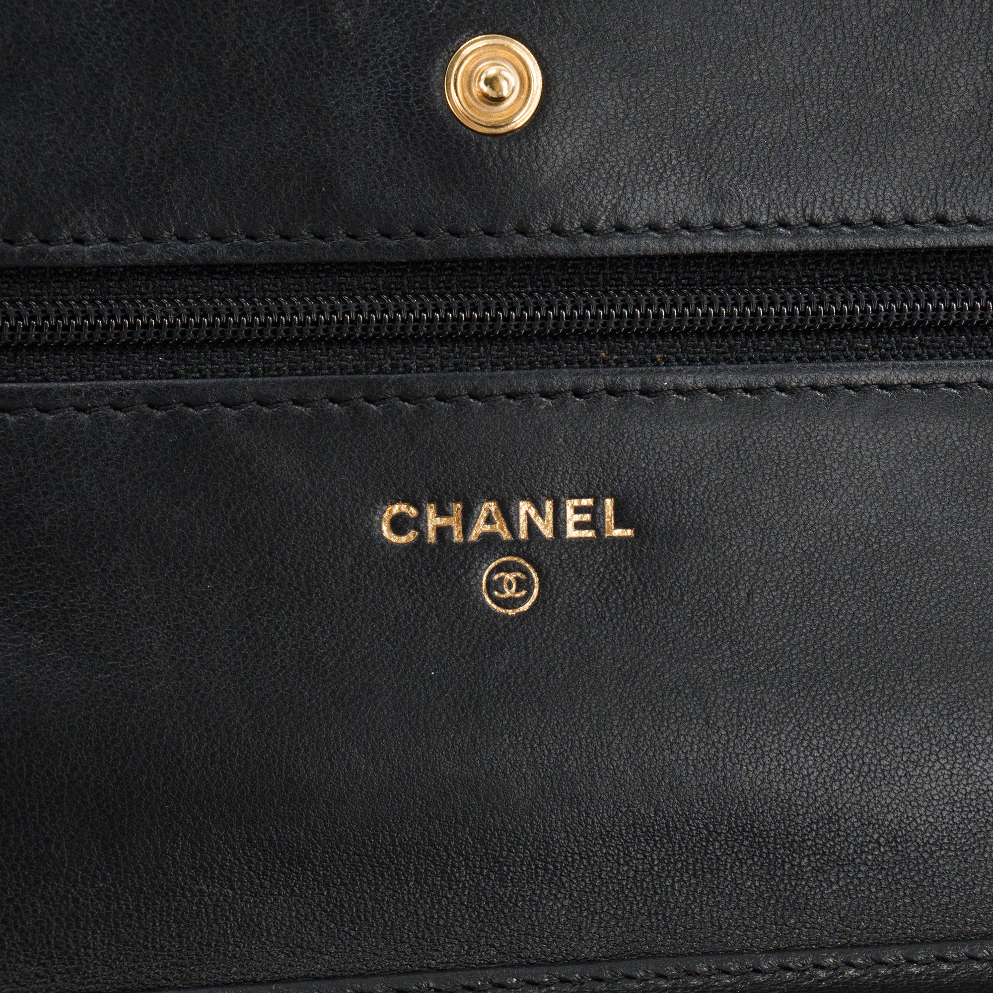 CHANEL - Sac à bandoulière Wallet On Chain Classique/Timeless Chanel en cuir lisse noir