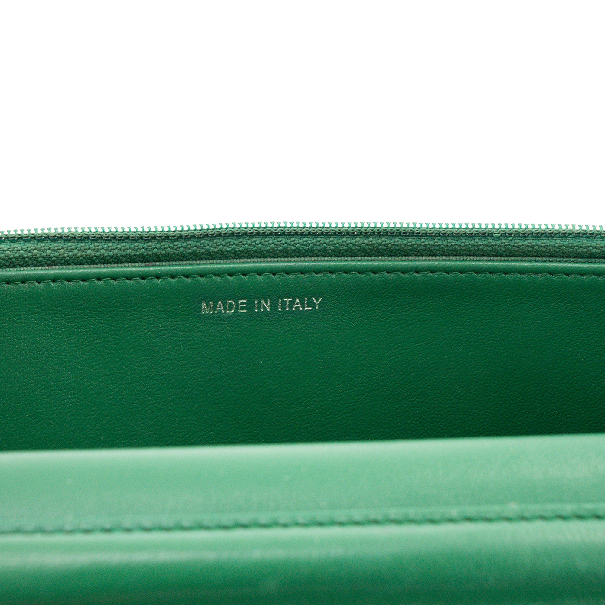 CHANEL - Sac à bandoulière Wallet On Chain Classique/Timeless Chanel en cuir lisse vert