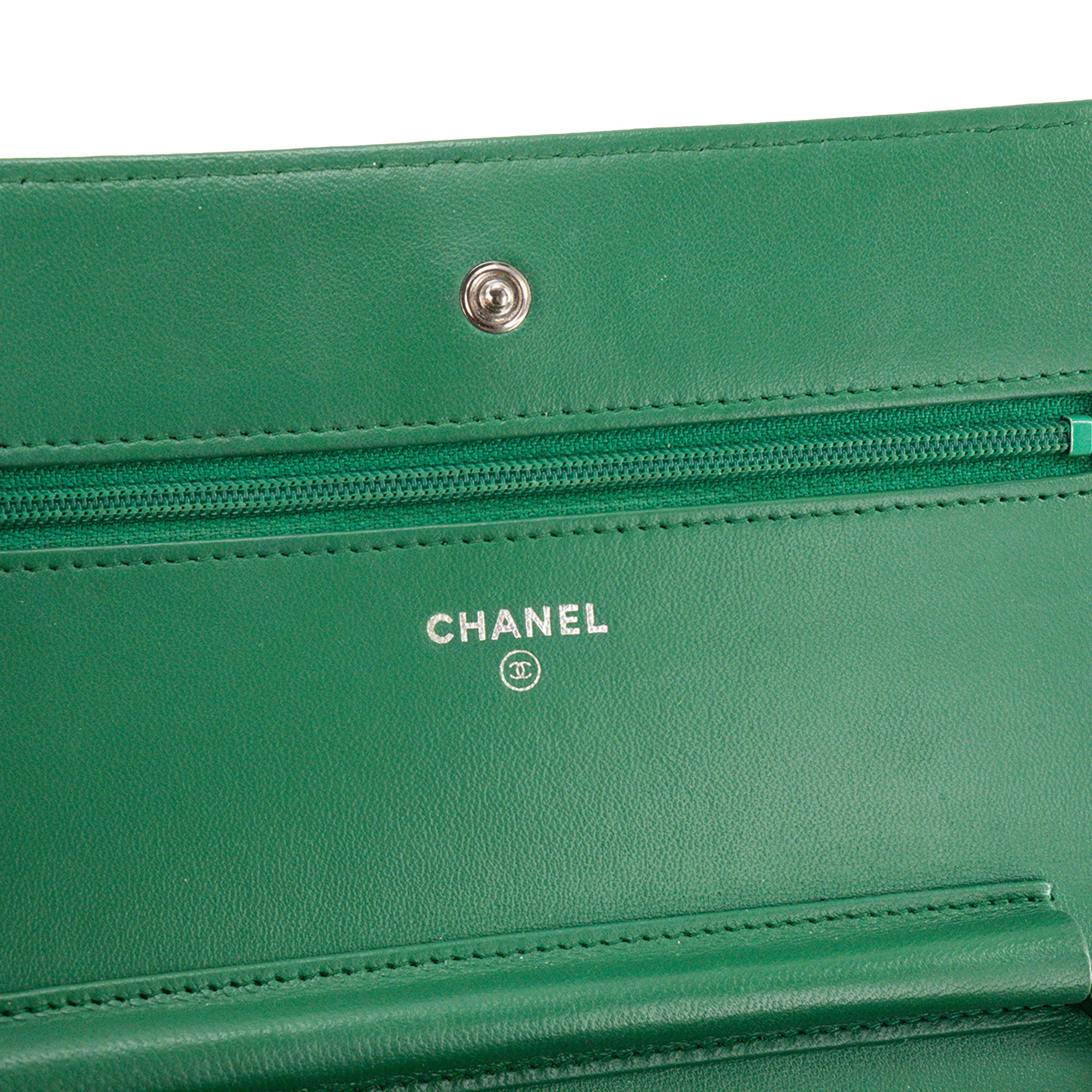 CHANEL - Sac à bandoulière Wallet On Chain Classique/Timeless Chanel en cuir lisse vert