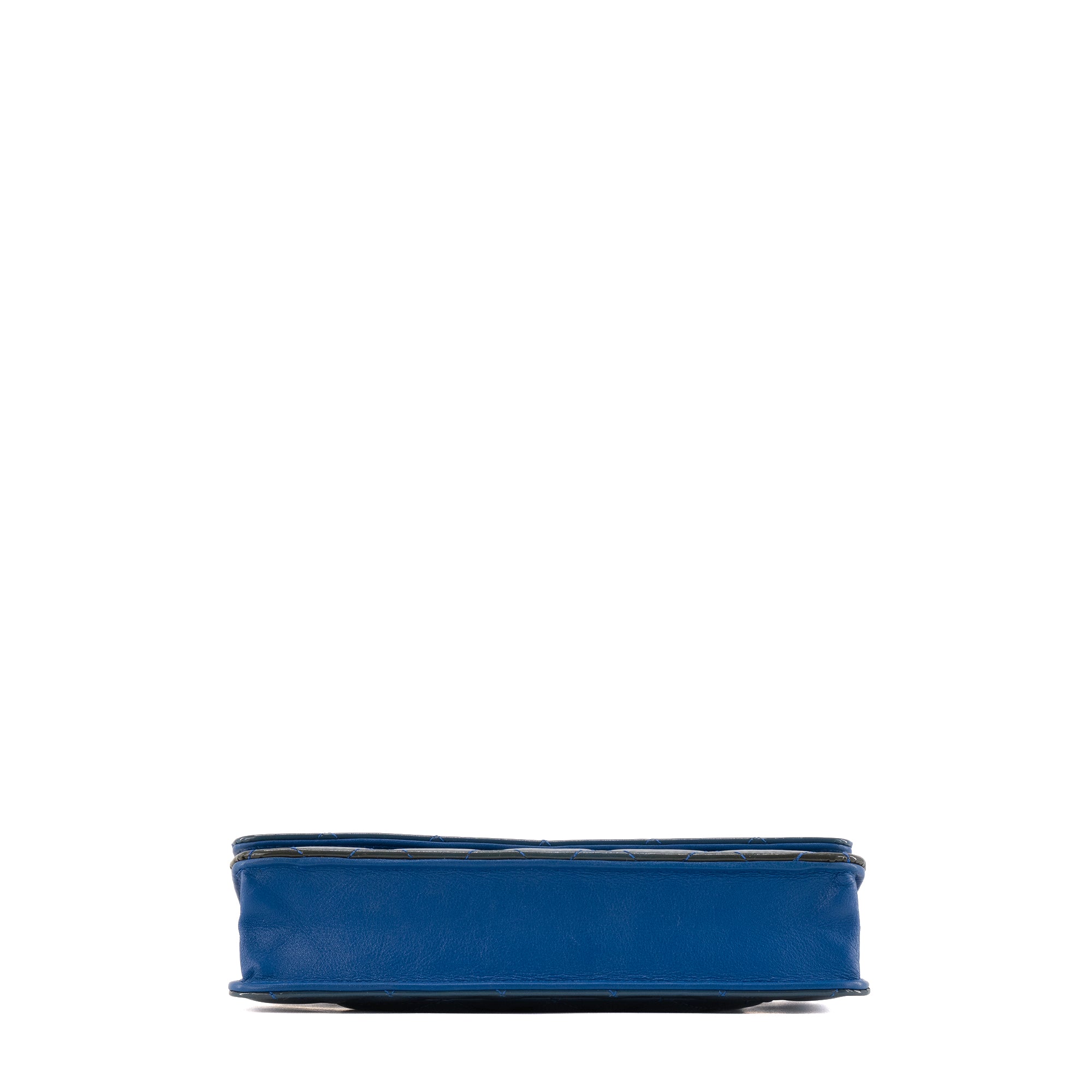 CHANEL - Sac à bandoulière Wallet on Chain Classique/Timeless Chanel en cuir verni bleu