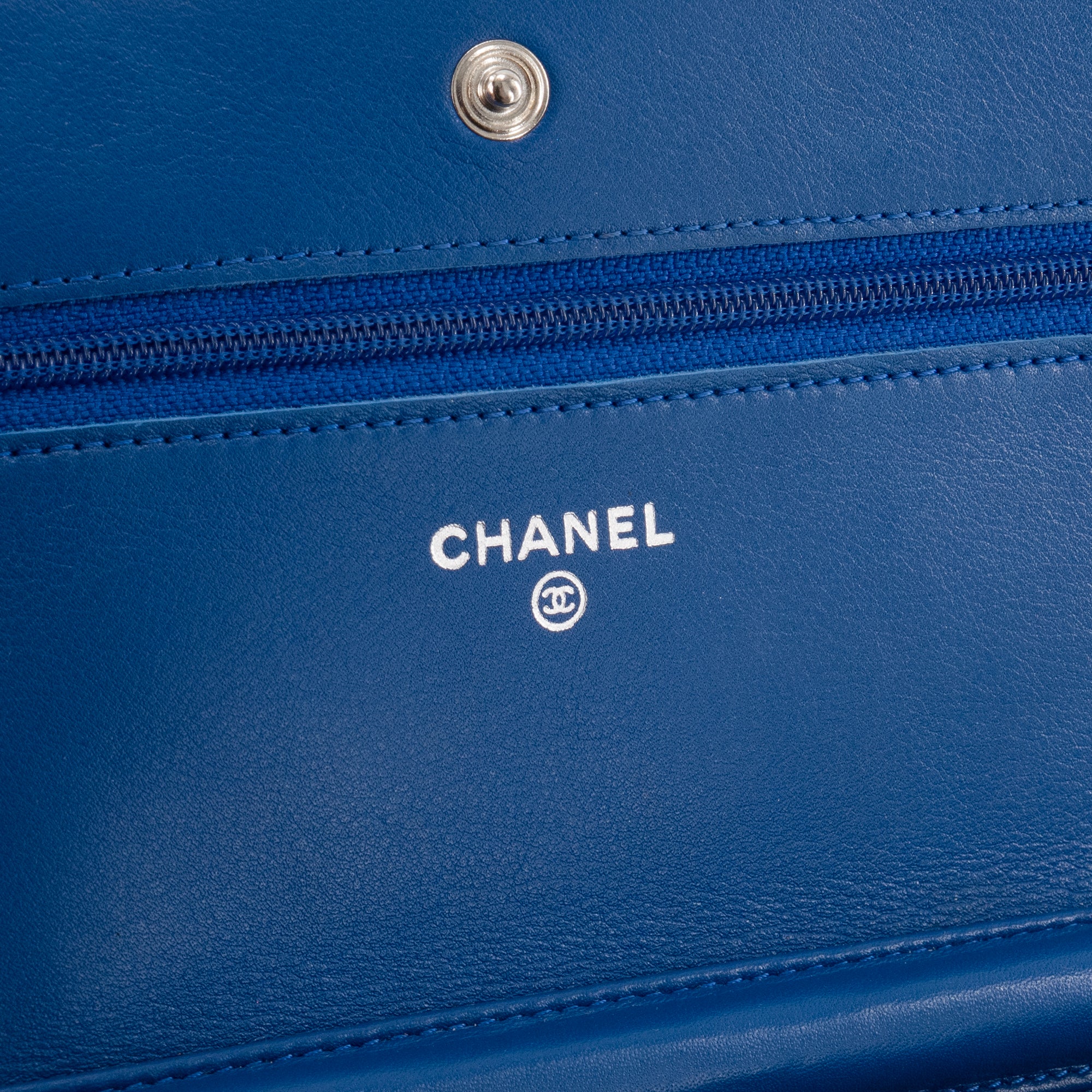 CHANEL - Sac à bandoulière Wallet on Chain Classique/Timeless Chanel en cuir verni bleu