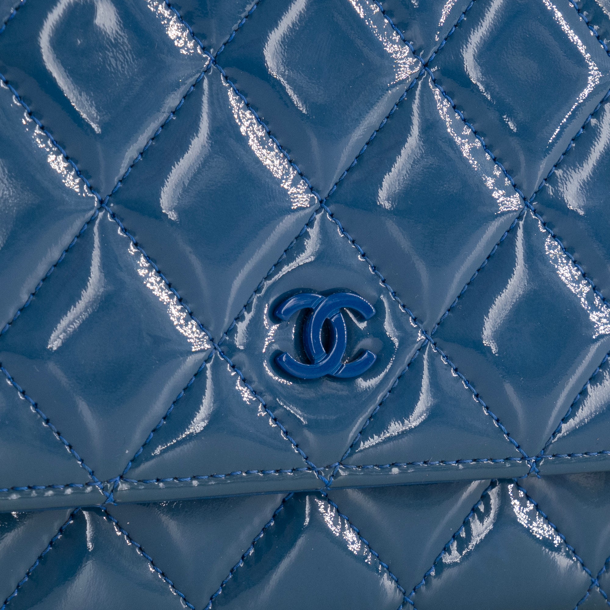 CHANEL - Sac à bandoulière Wallet on Chain Classique/Timeless Chanel en cuir verni bleu