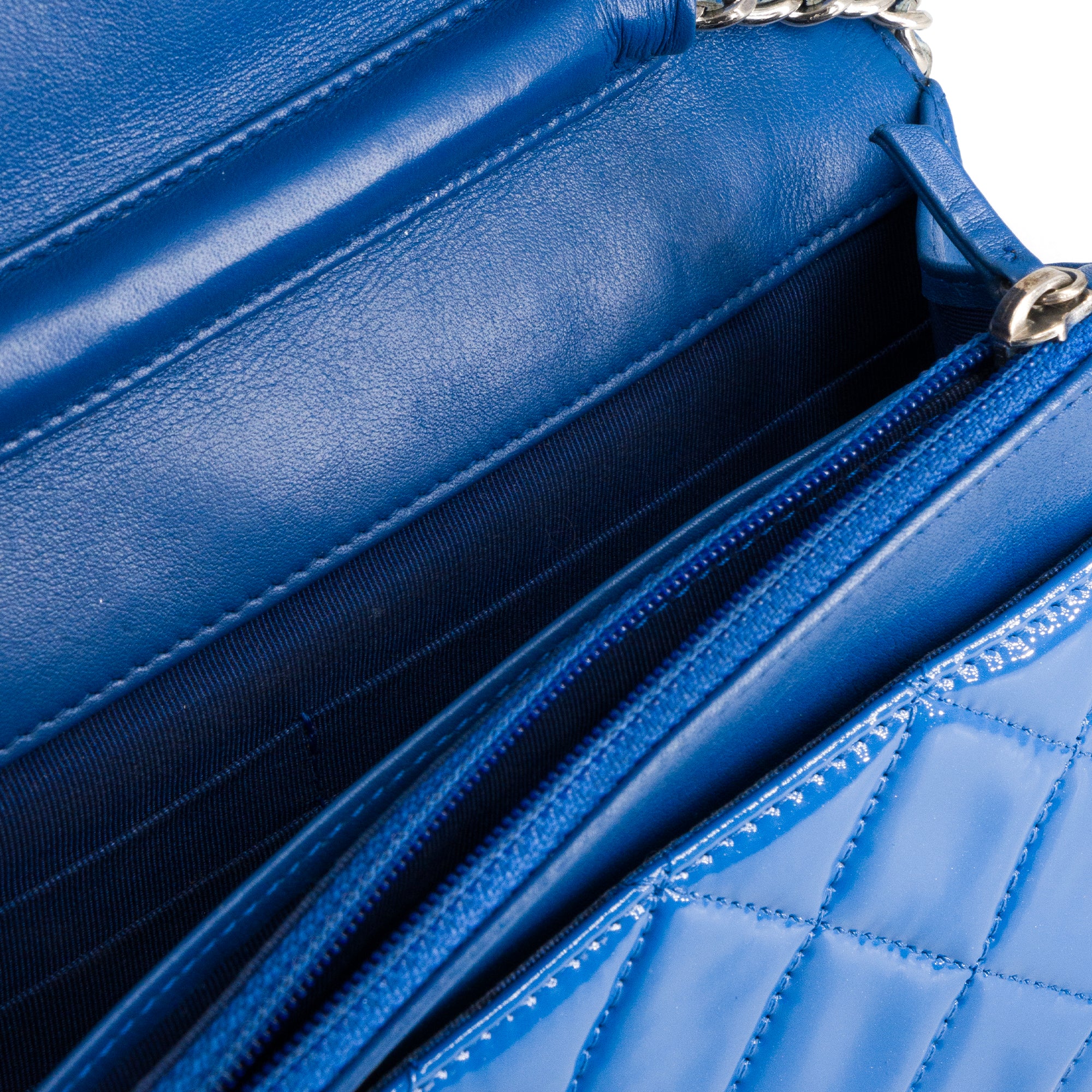 CHANEL - Sac à bandoulière Wallet On Chain Classique/Timeless Chanel en cuir verni bleu
