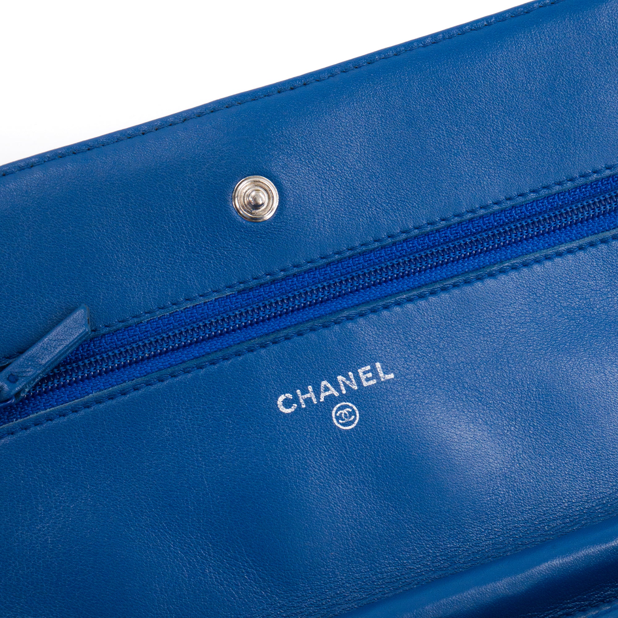CHANEL - Sac à bandoulière Wallet On Chain Classique/Timeless Chanel en cuir verni bleu