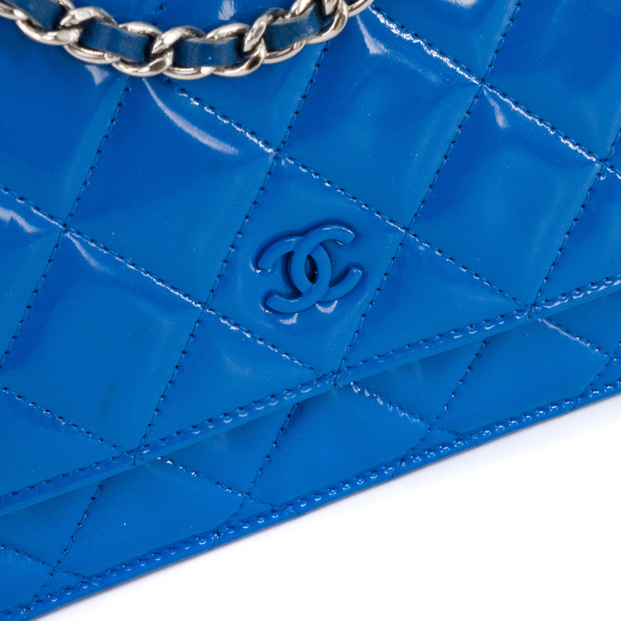 CHANEL - Sac à bandoulière Wallet On Chain Classique/Timeless Chanel en cuir verni bleu