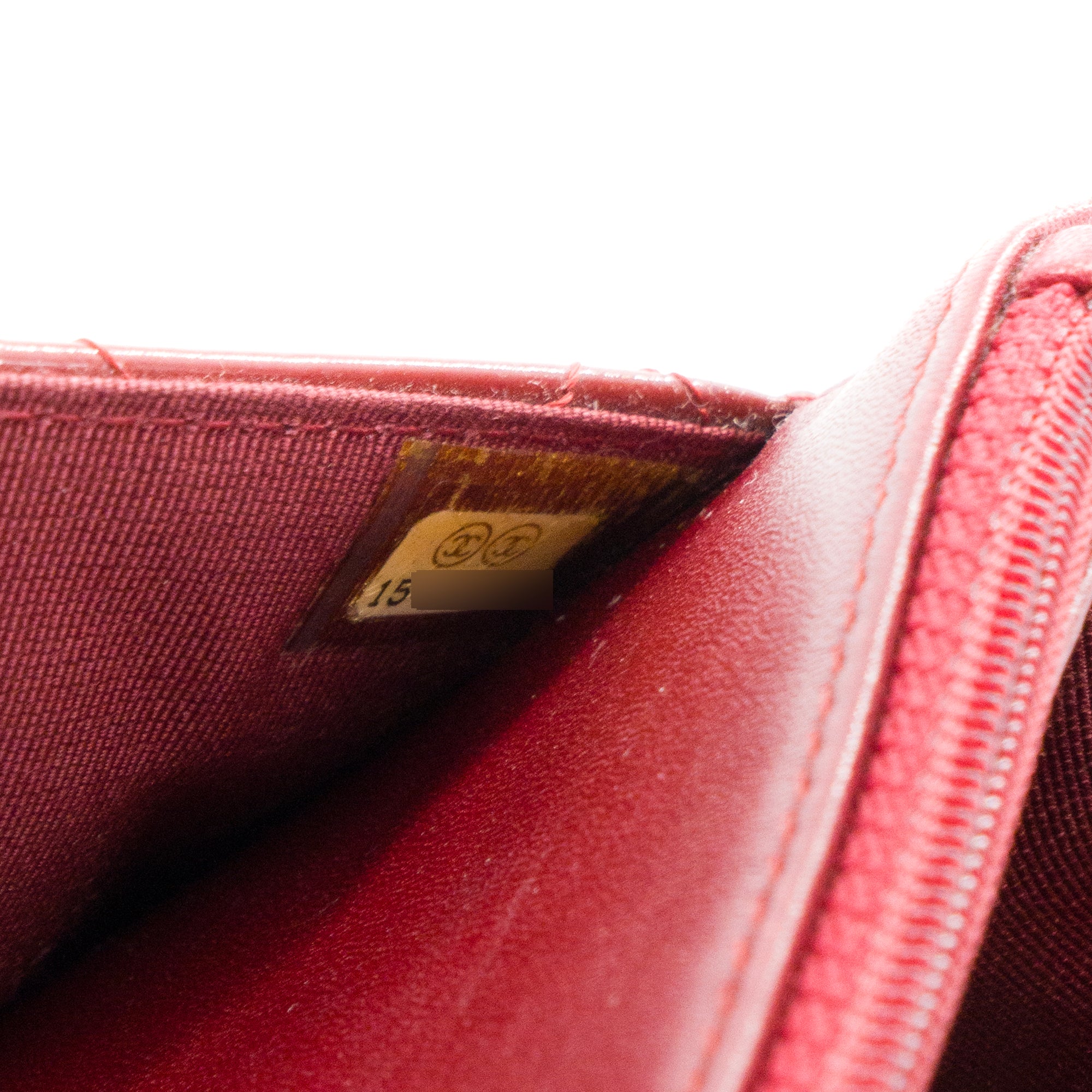 CHANEL - Sac à bandoulière Wallet On Chain Classique/Timeless Chanel en cuir verni bordeaux