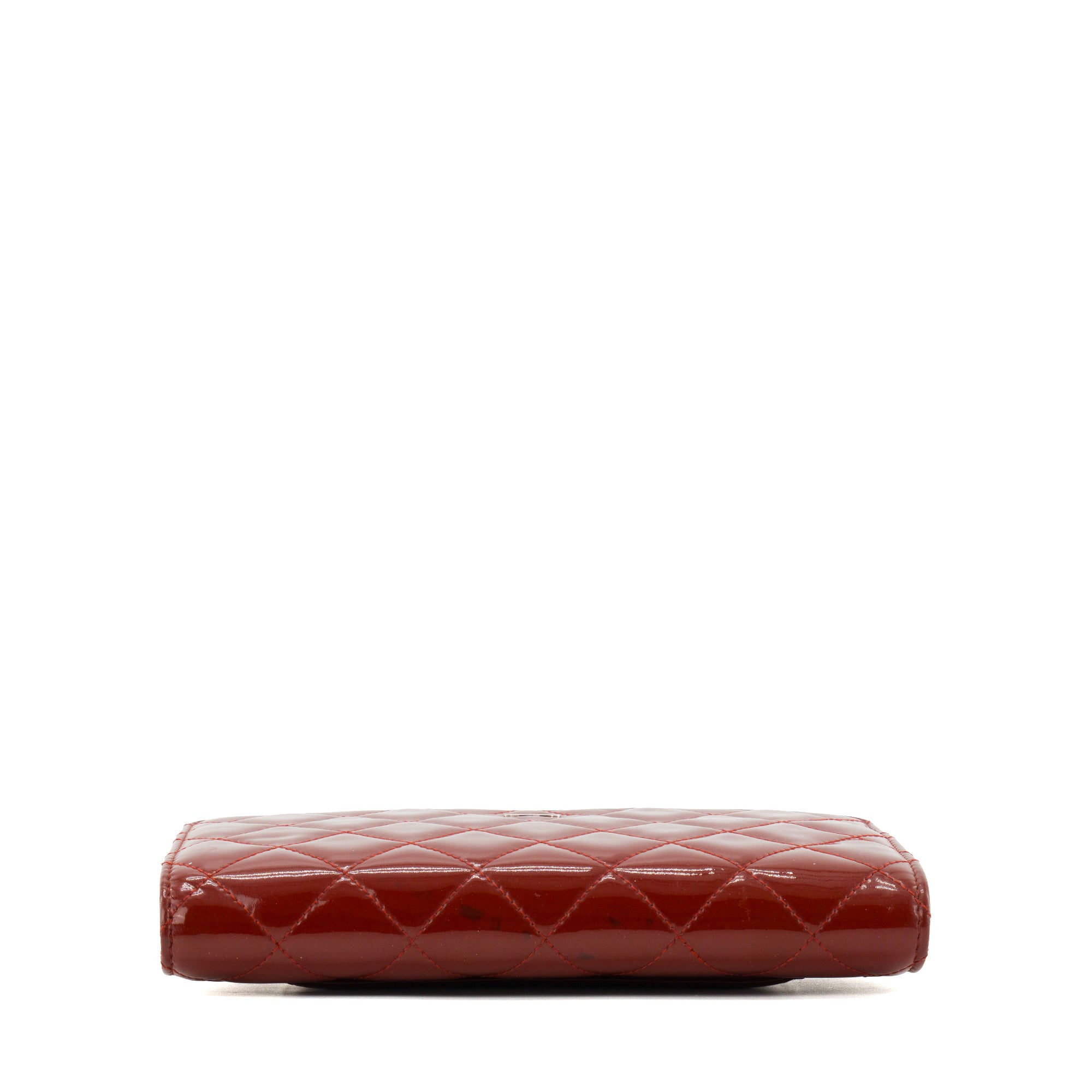 CHANEL - Sac à bandoulière Wallet On Chain Classique/Timeless Chanel en cuir verni bordeaux