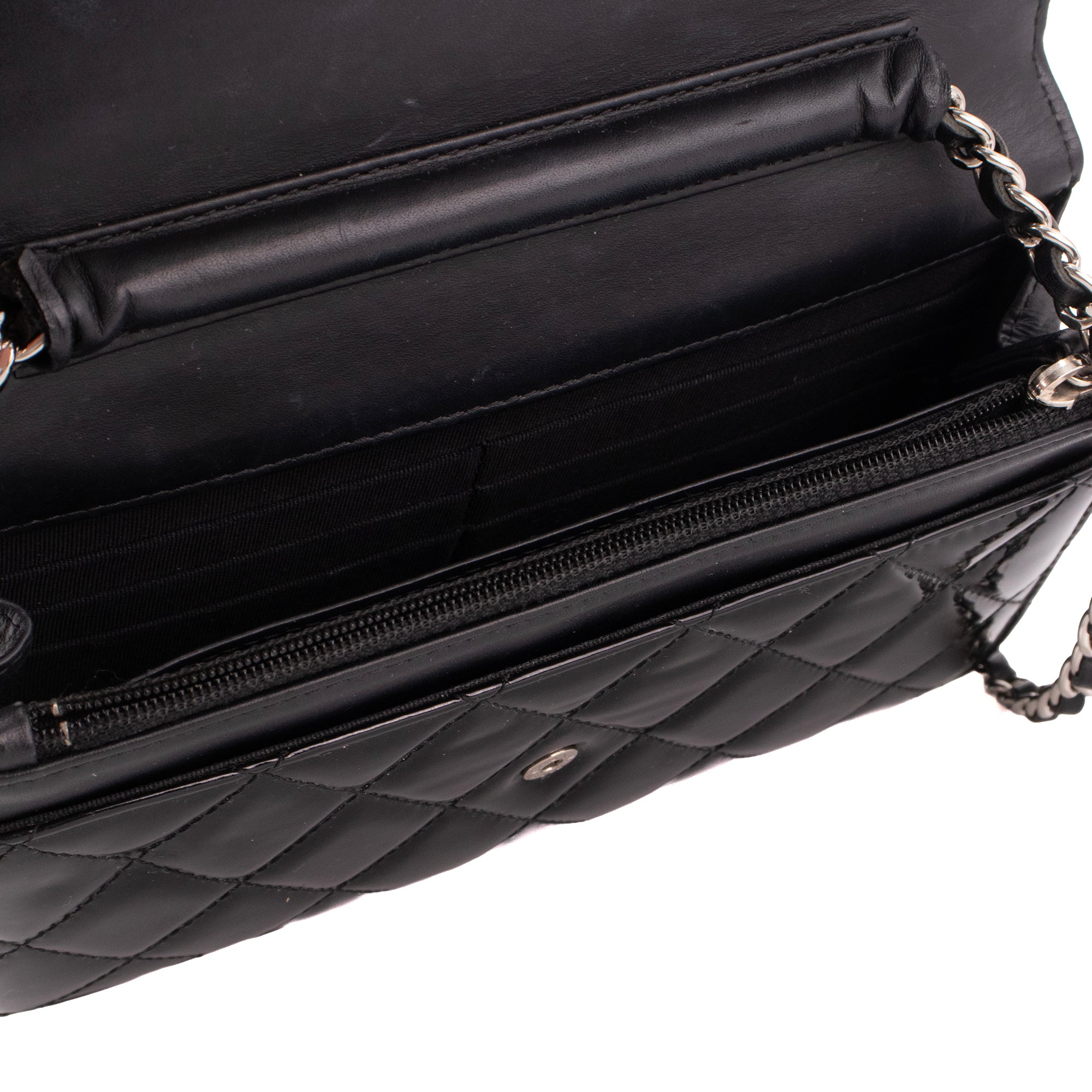 CHANEL - Sac à bandoulière Wallet On Chain Classique/Timeless Chanel en cuir verni noir