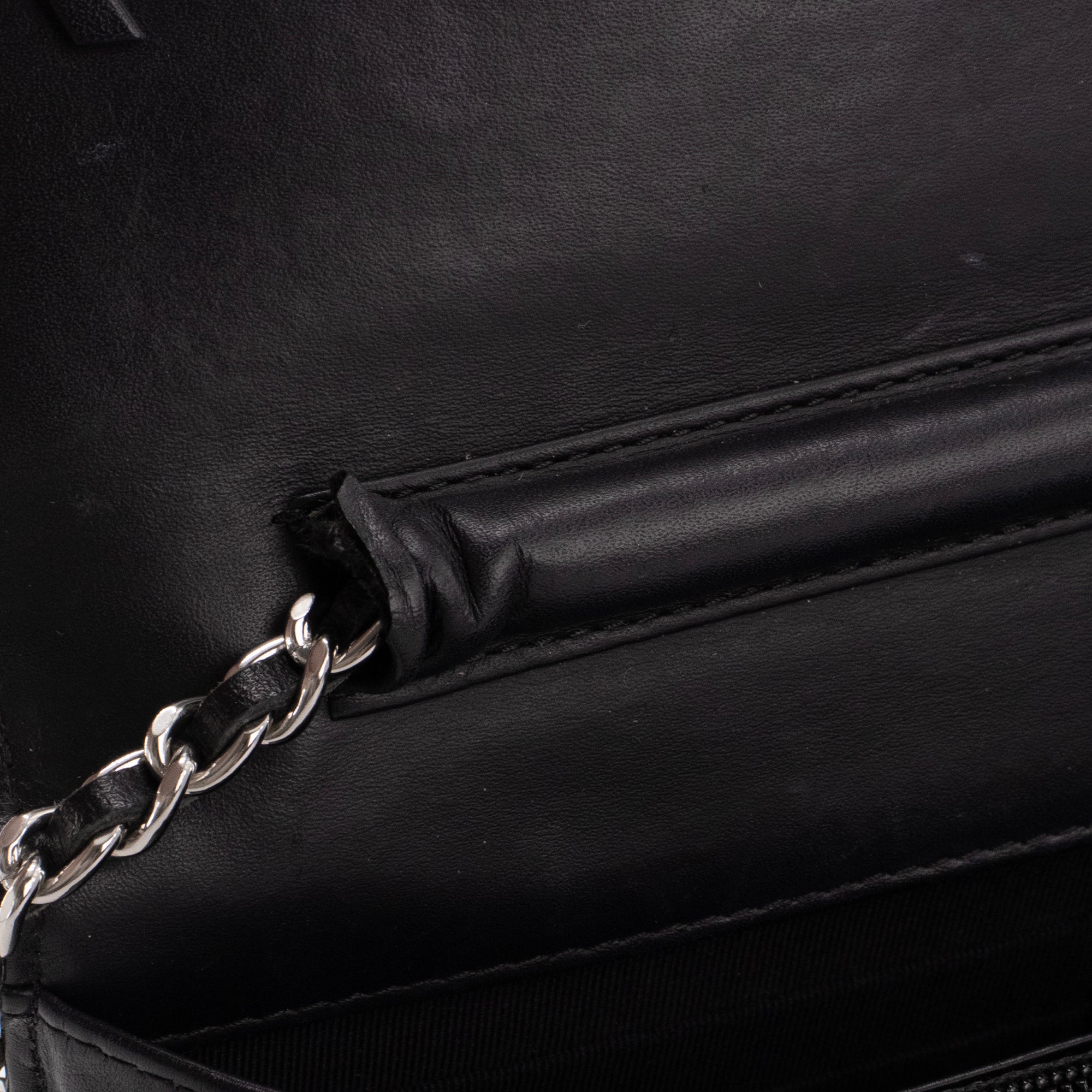 CHANEL - Sac à bandoulière Wallet On Chain Classique/Timeless Chanel en cuir verni noir