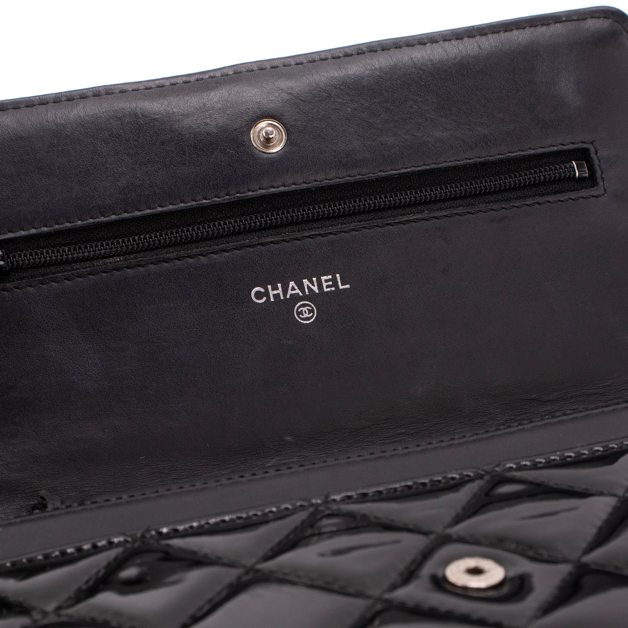 CHANEL - Sac à bandoulière Wallet On Chain Classique/Timeless Chanel en cuir verni noir