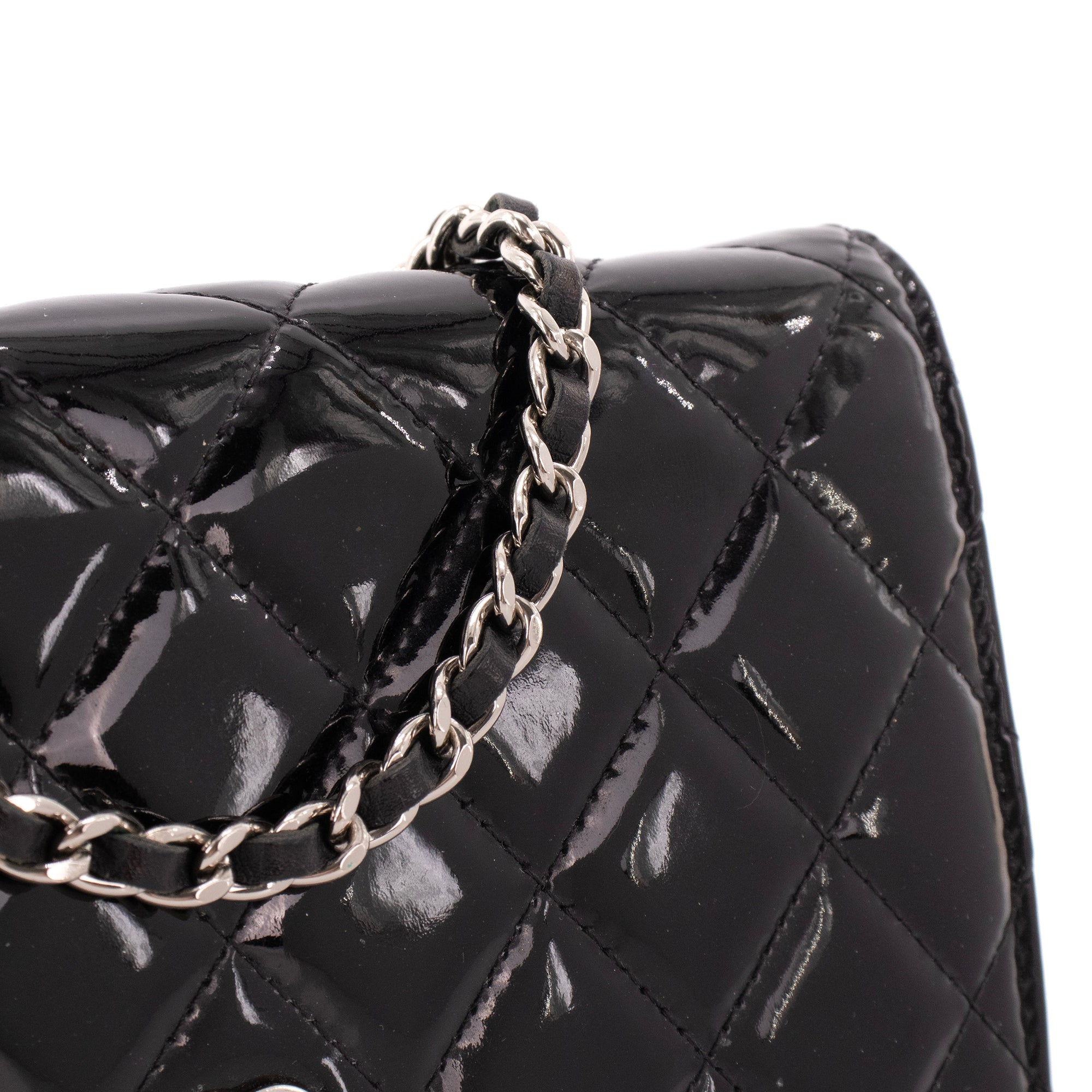 CHANEL - Sac à bandoulière Wallet On Chain Classique/Timeless Chanel en cuir verni noir