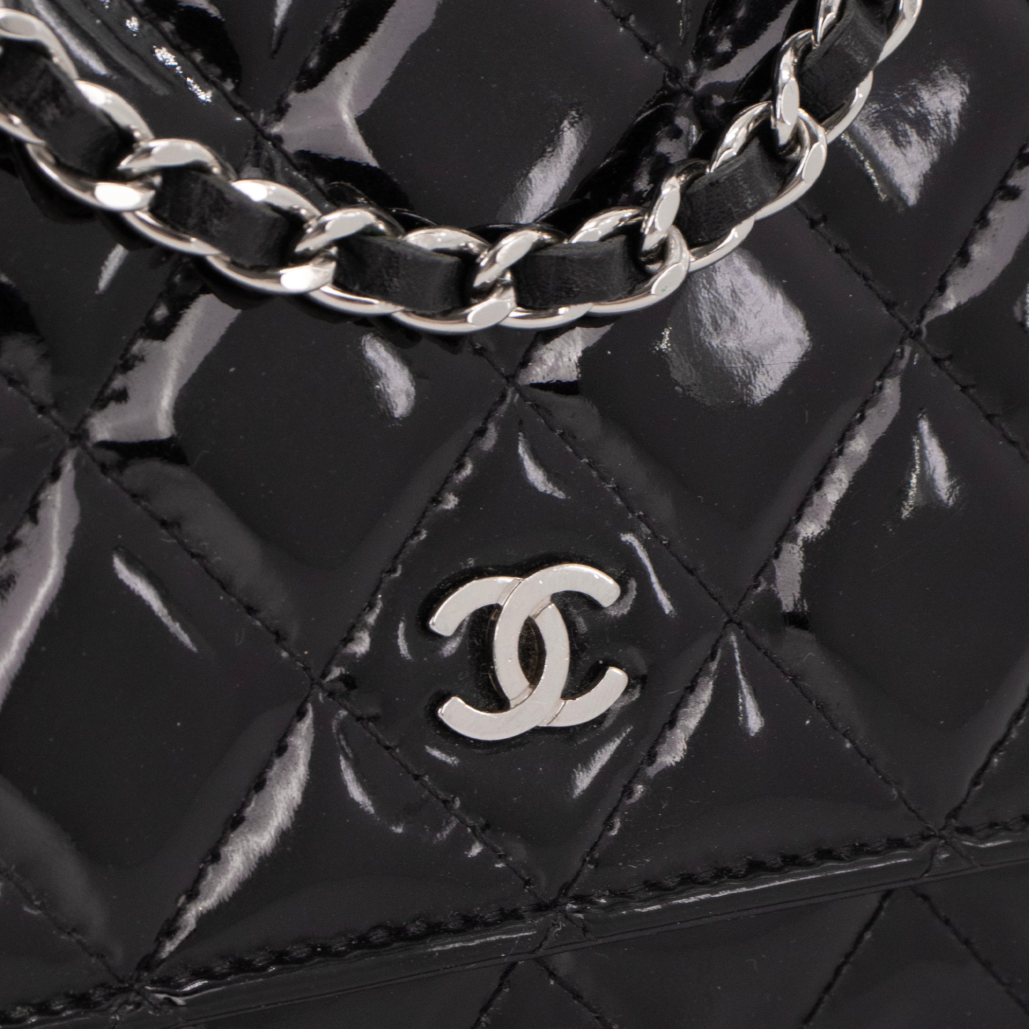 CHANEL - Sac à bandoulière Wallet On Chain Classique/Timeless Chanel en cuir verni noir