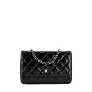 CHANEL - Sac à bandoulière Wallet On Chain Classique/Timeless Chanel en cuir verni noir