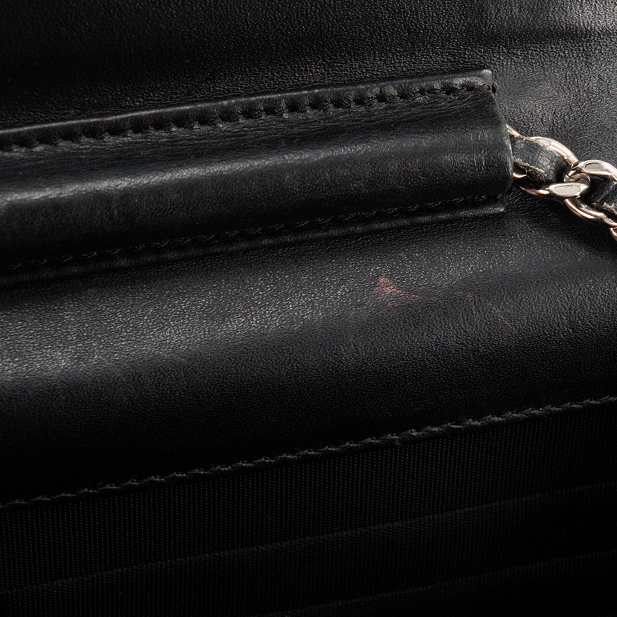 CHANEL - Sac à bandoulière Wallet On Chain Classique/Timeless Chanel en cuir verni noir