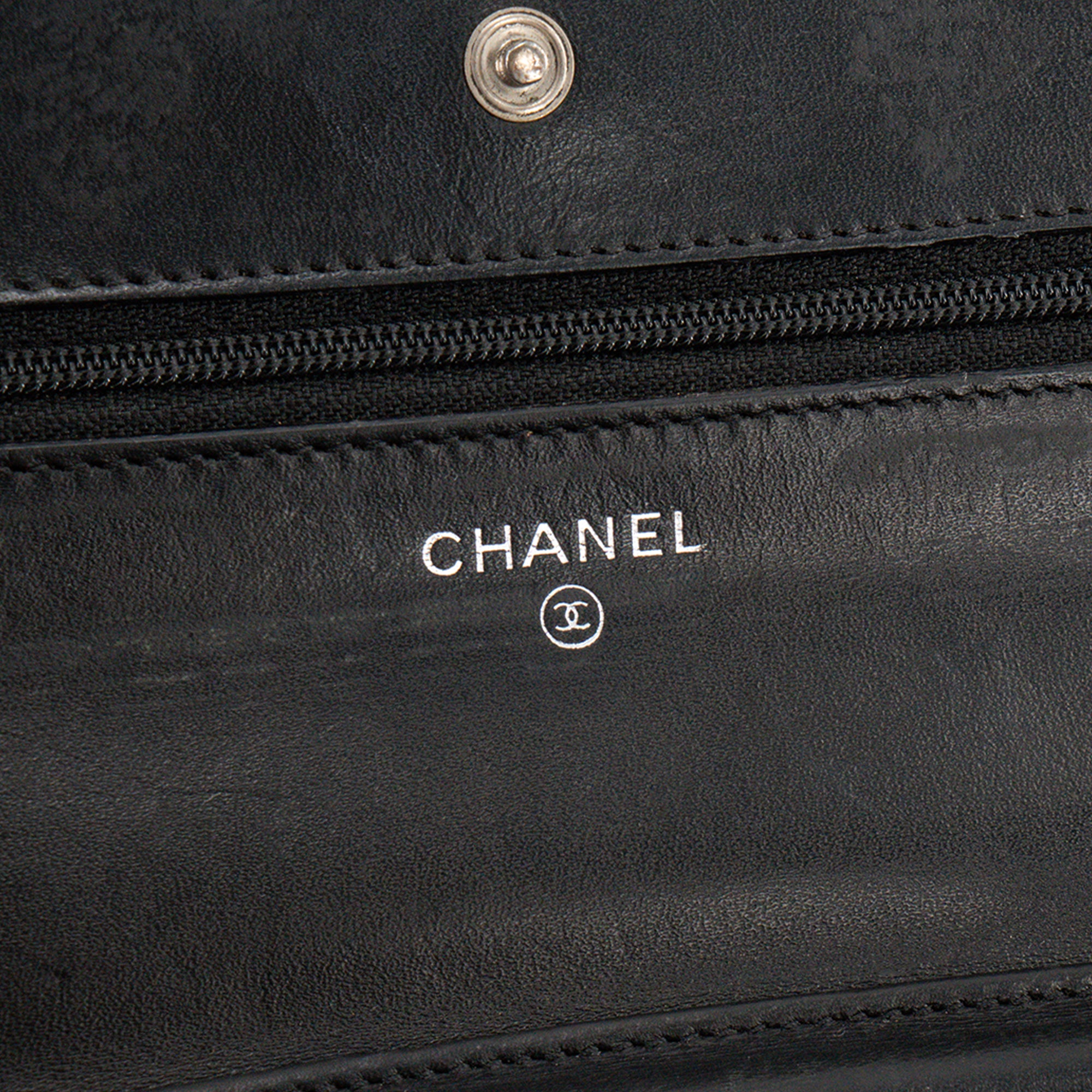 CHANEL - Sac à bandoulière Wallet On Chain Classique/Timeless Chanel en cuir verni noir