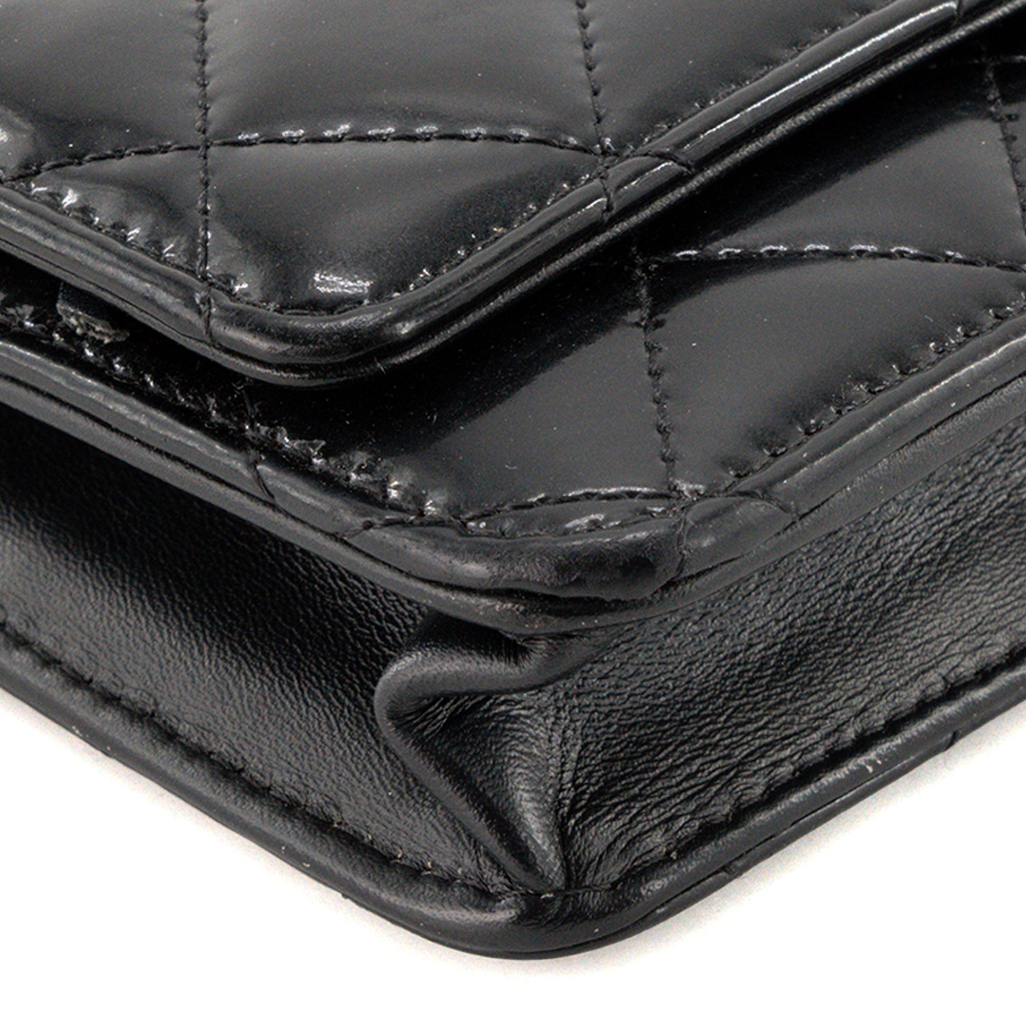CHANEL - Sac à bandoulière Wallet On Chain Classique/Timeless Chanel en cuir verni noir