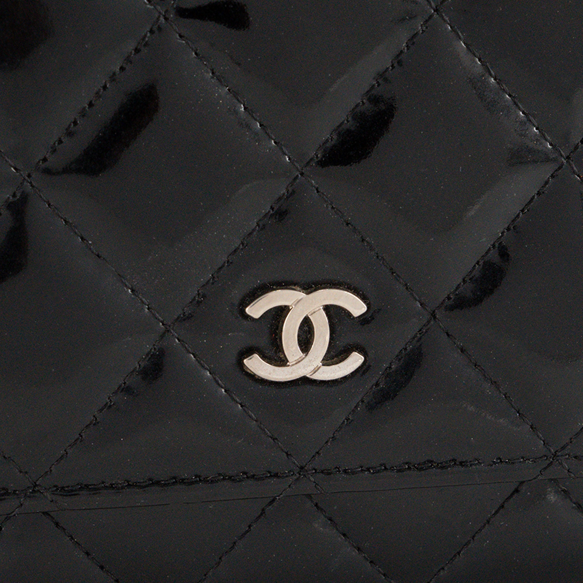 CHANEL - Sac à bandoulière Wallet On Chain Classique/Timeless Chanel en cuir verni noir