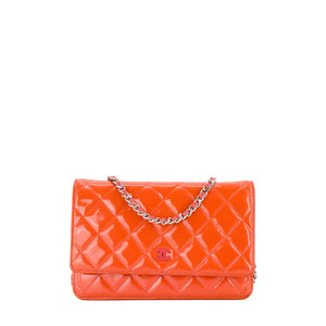 CHANEL - Sac à bandoulière Wallet On Chain Classique/Timeless Chanel en cuir verni orange corail