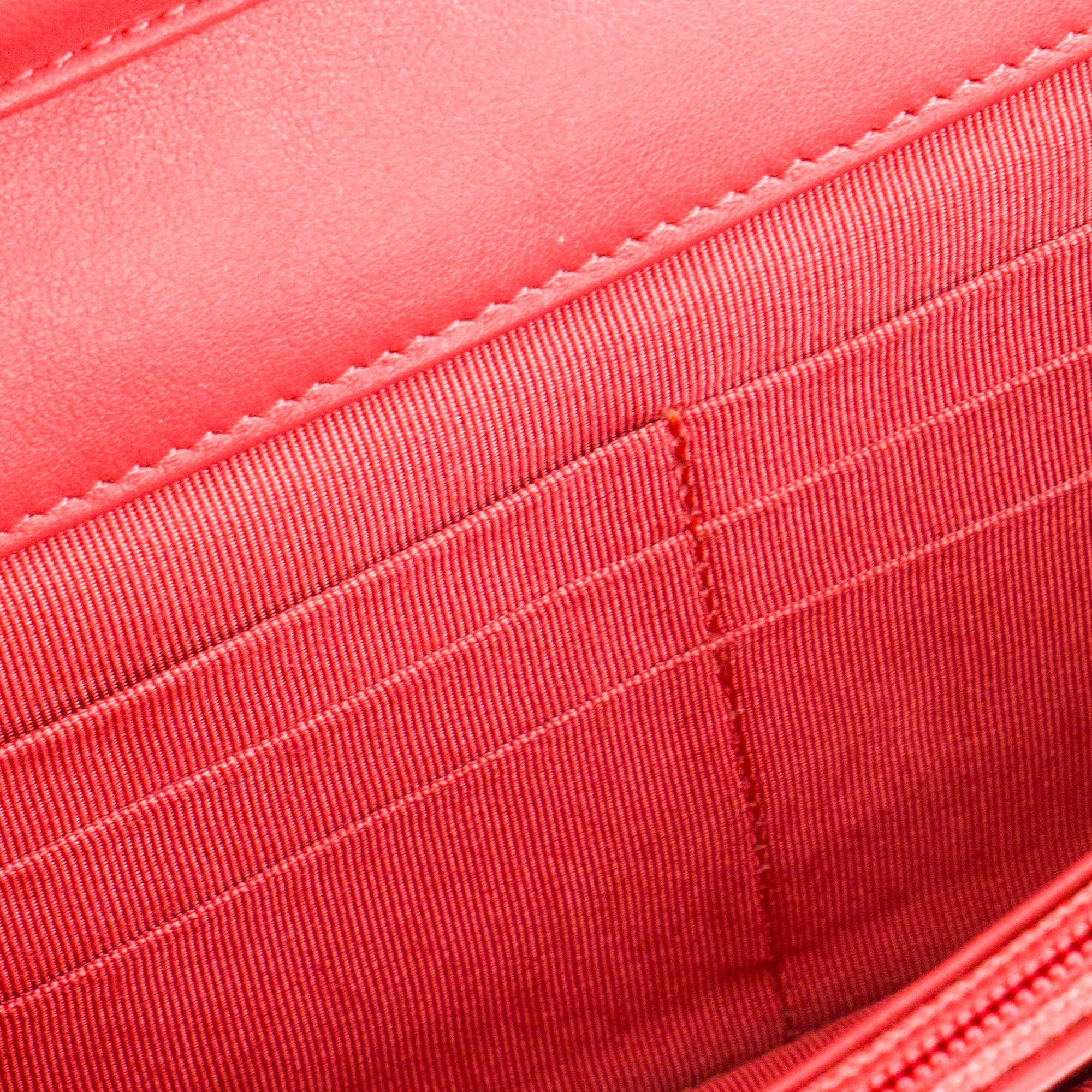 CHANEL - Sac à bandoulière Wallet On Chain Classique/Timeless Chanel en cuir verni orange corail