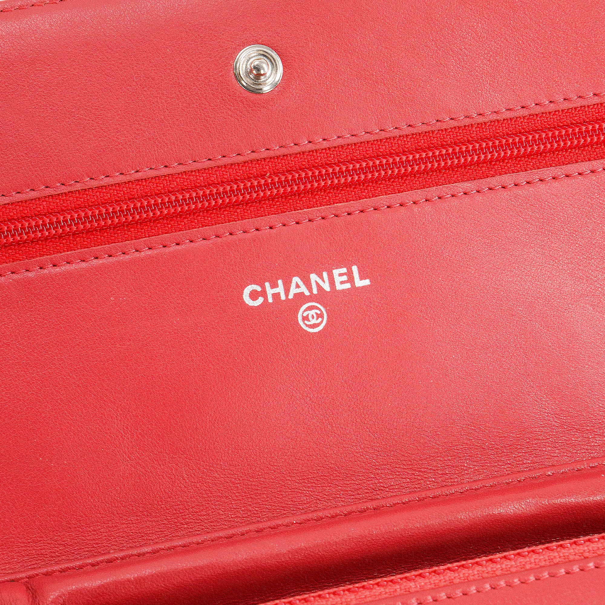 CHANEL - Sac à bandoulière Wallet On Chain Classique/Timeless Chanel en cuir verni orange corail