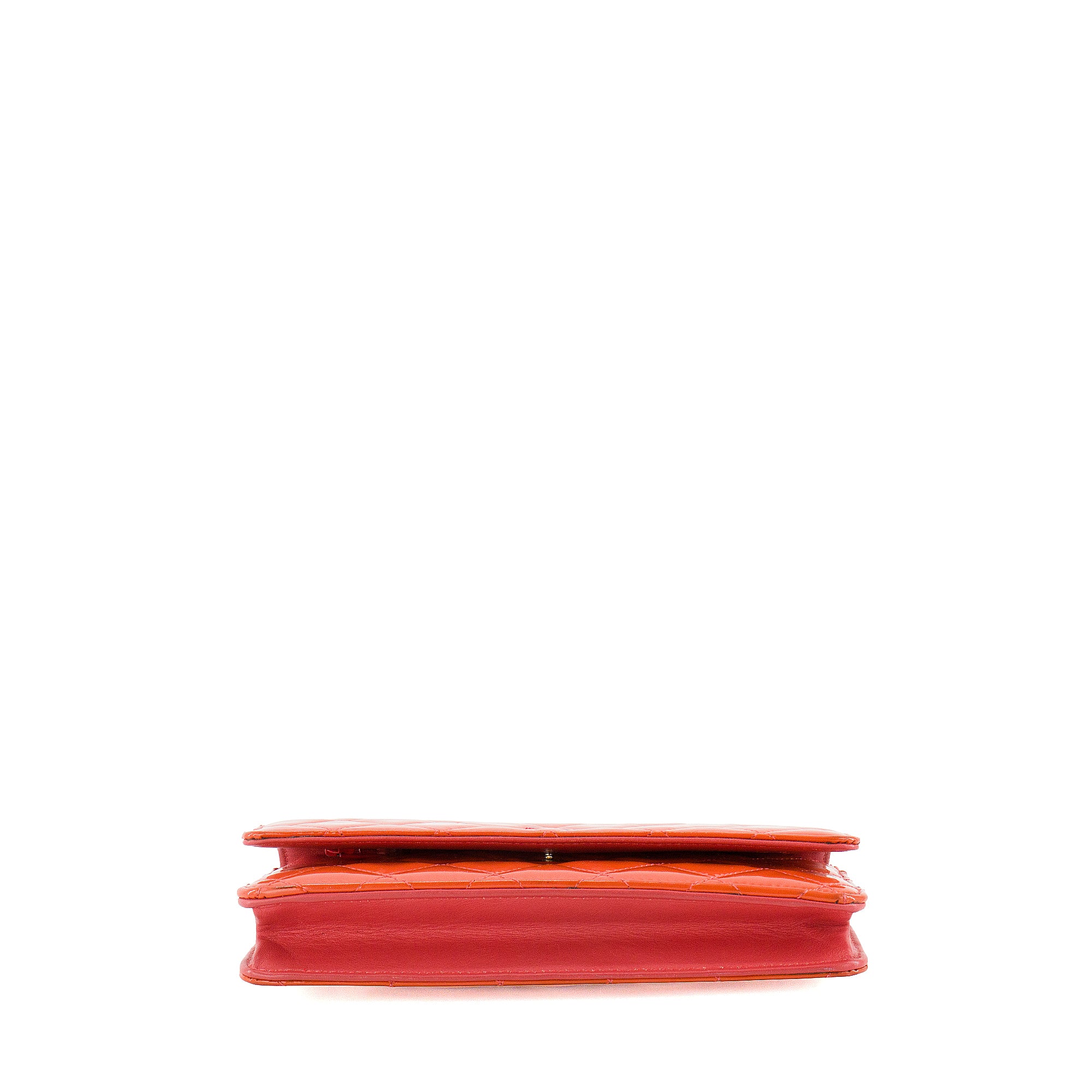 CHANEL - Sac à bandoulière Wallet On Chain Classique/Timeless Chanel en cuir verni orange corail
