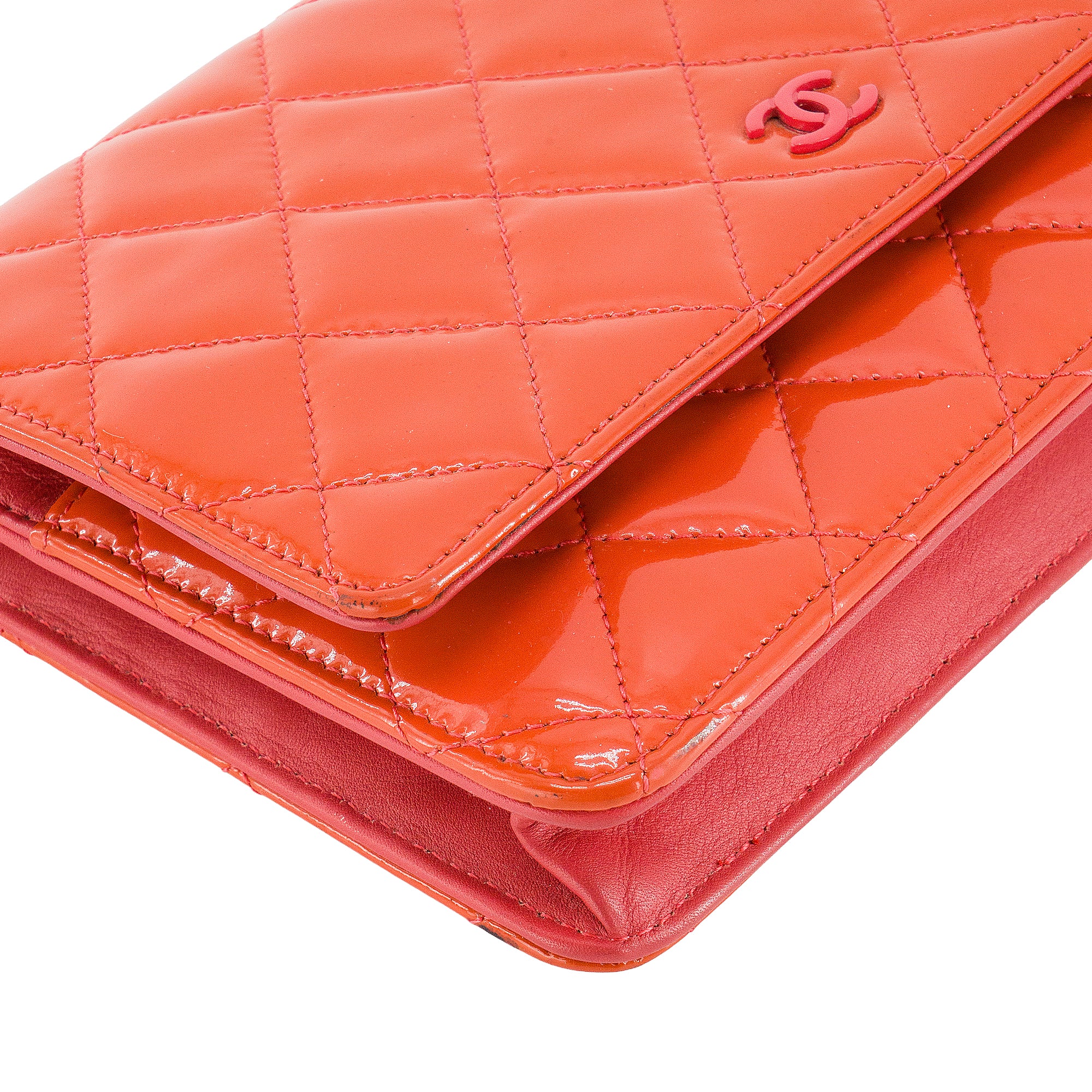 CHANEL - Sac à bandoulière Wallet On Chain Classique/Timeless Chanel en cuir verni orange corail
