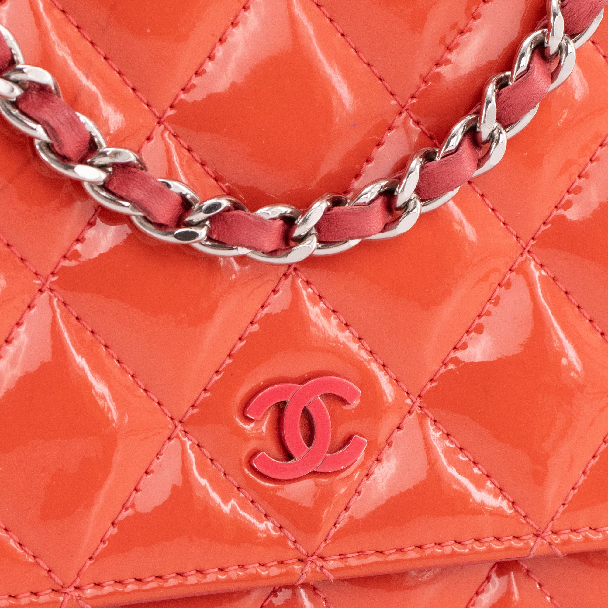 CHANEL - Sac à bandoulière Wallet On Chain Classique/Timeless Chanel en cuir verni orange