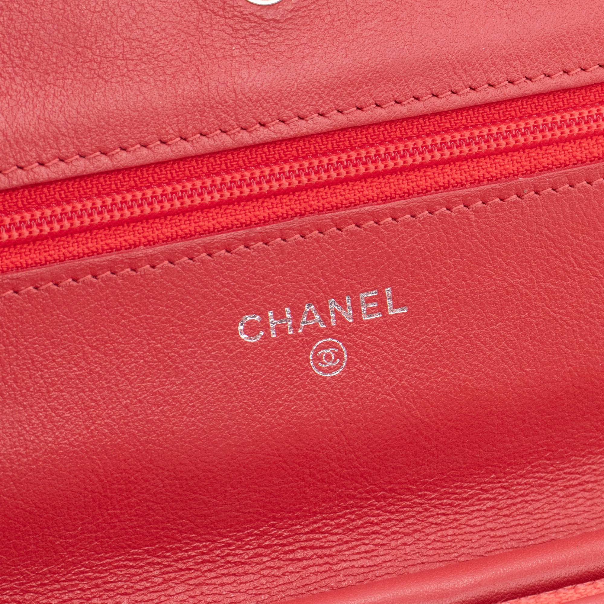 CHANEL - Sac à bandoulière Wallet On Chain Classique/Timeless Chanel en cuir verni orange