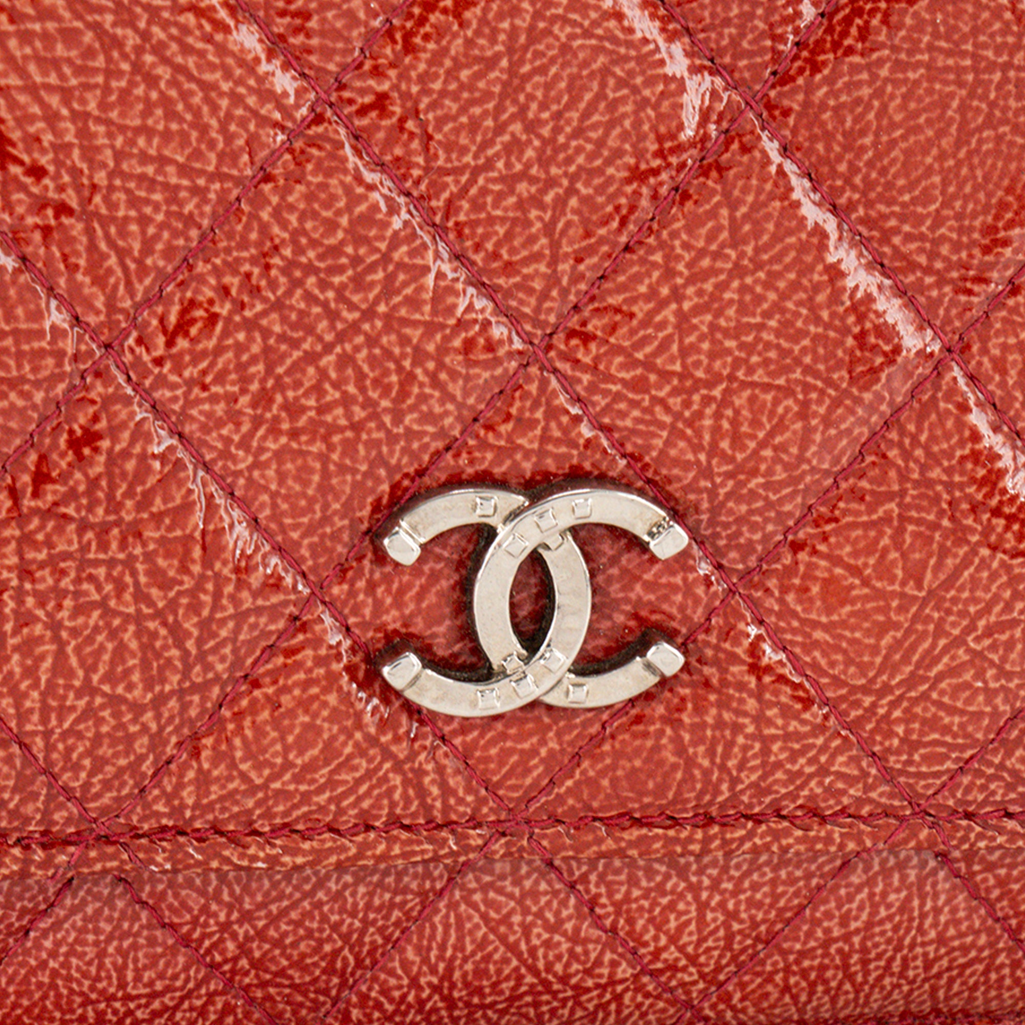 CHANEL - Sac à bandoulière Wallet On Chain Classique/Timeless Chanel en cuir verni orange et rose édition limitée
