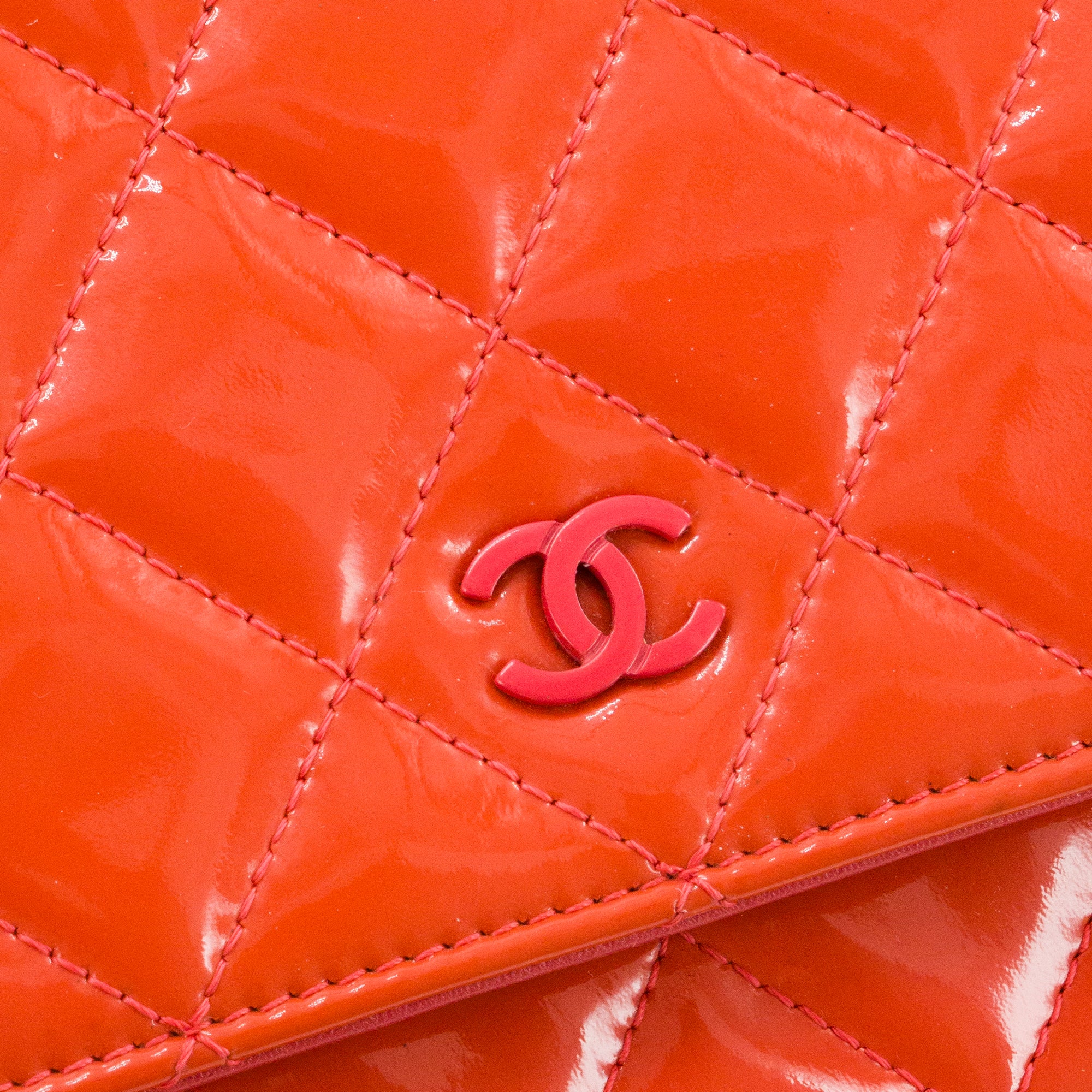 CHANEL - Sac à bandoulière Wallet On Chain Classique/Timeless Chanel en cuir verni orange