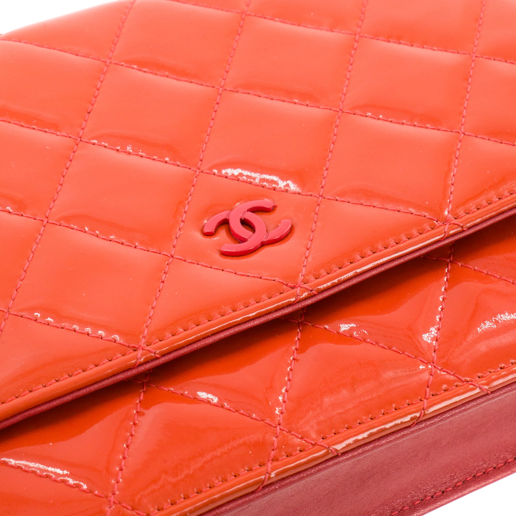 CHANEL - Sac à bandoulière Wallet On Chain Classique/Timeless Chanel en cuir verni orange