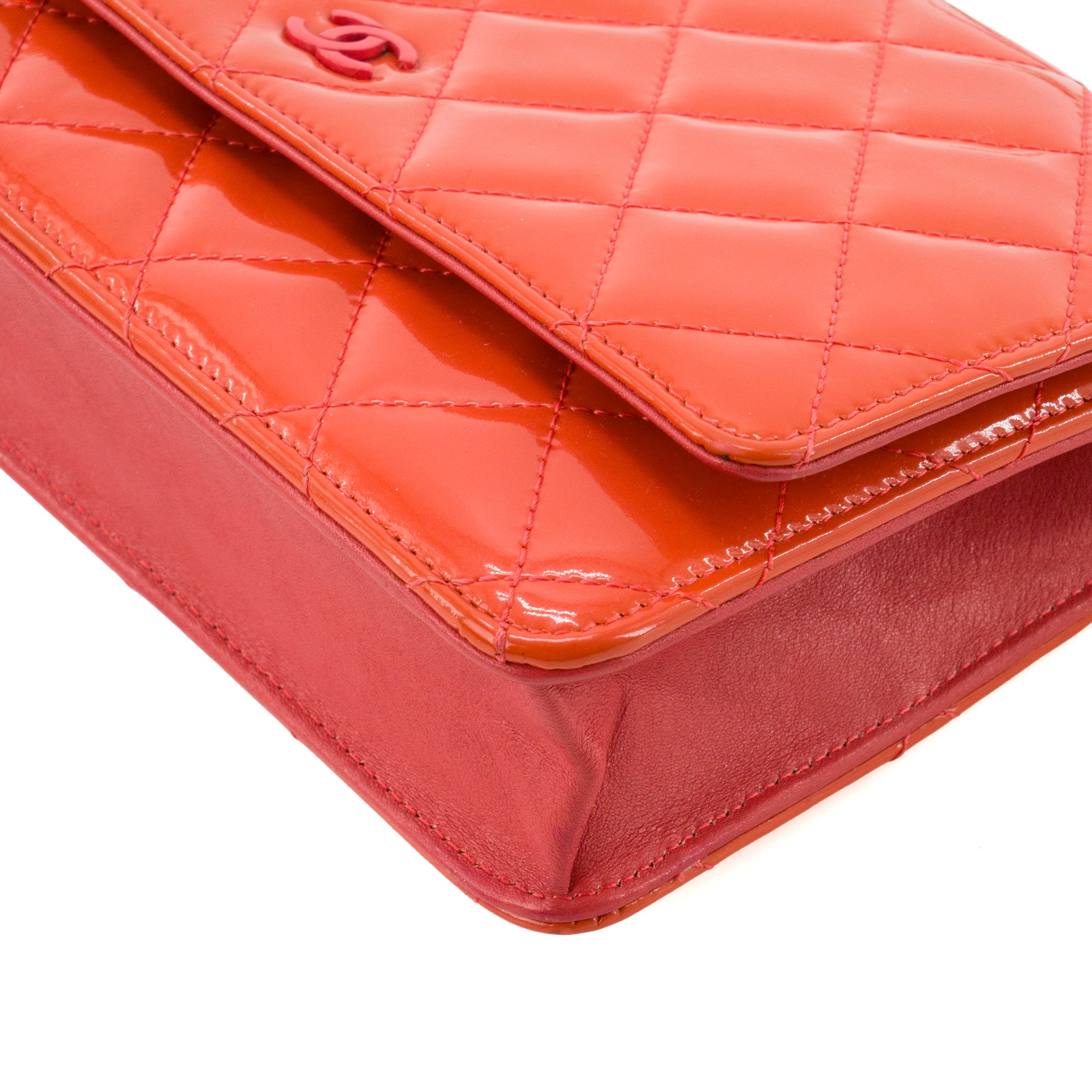 CHANEL - Sac à bandoulière Wallet On Chain Classique/Timeless Chanel en cuir verni orange