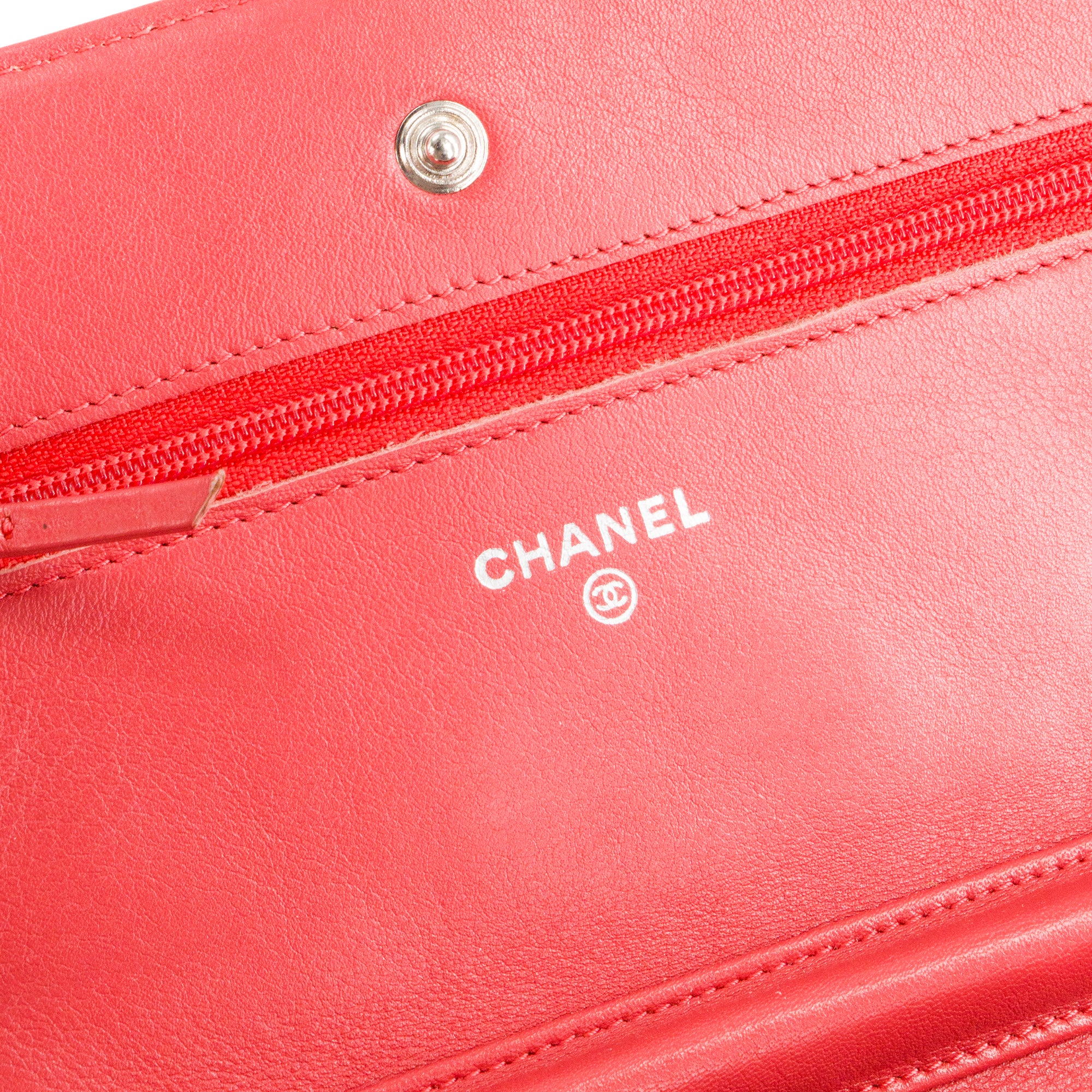 CHANEL - Sac à bandoulière Wallet On Chain Classique/Timeless Chanel en cuir verni orange